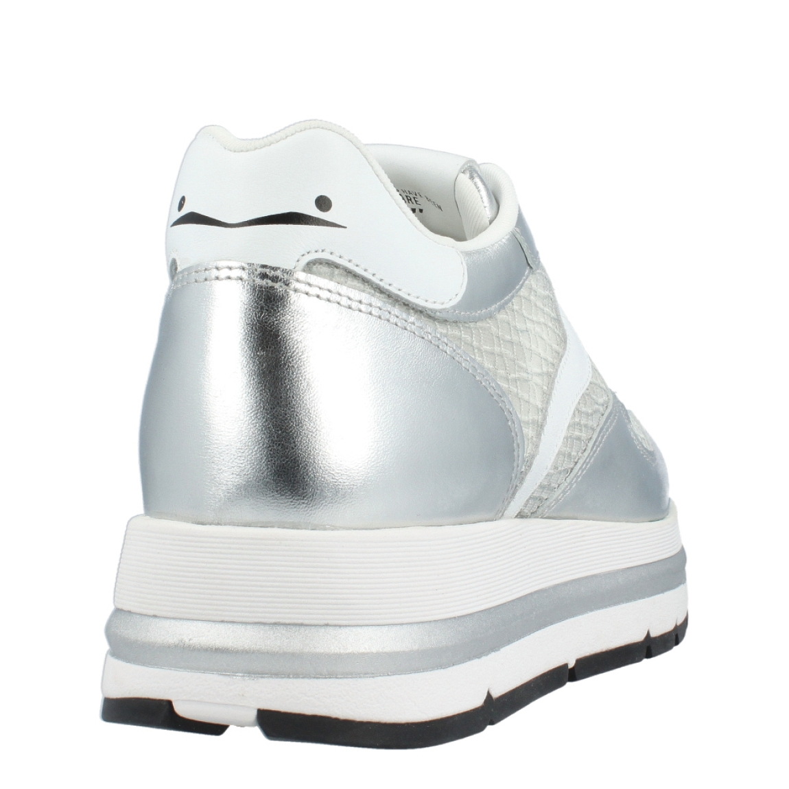 Deportivas de la marca Voile Blanche, modelo IZA. Exterior de las deportivas en piel color plata con efecto de rejilla. Interior de las deportivas en textil color blanco. Cierre de las deportivas con cordones blancos. Deportivas Voile Blanche con plataforma de 4cm de altura. Estas deportivas Voile Blanche Iza son unas clásicas en tu armario, te ayudarán a crear diferentes looks con la máxima comodidad!