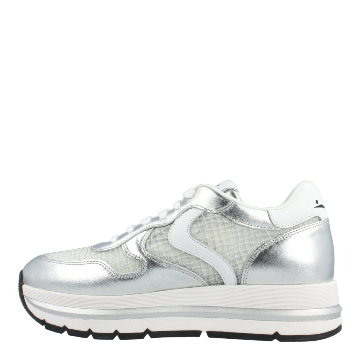 Deportivas de la marca Voile Blanche, modelo IZA. Exterior de las deportivas en piel color plata con efecto de rejilla. Interior de las deportivas en textil color blanco. Cierre de las deportivas con cordones blancos. Deportivas Voile Blanche con plataforma de 4cm de altura. Estas deportivas Voile Blanche Iza son unas clásicas en tu armario, te ayudarán a crear diferentes looks con la máxima comodidad!