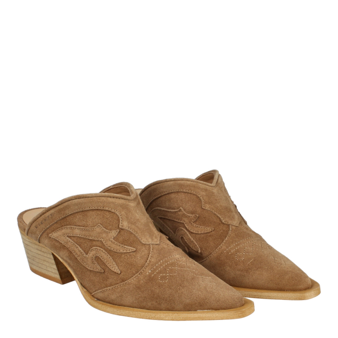 Zuecos camperos de la marca Vienty, modelo GAELA. Exterior e interior de los zuecos en ante color camel. Zuecos Vienty con tacón de 4cm de altura. Estos zuecos Vienty Gaela son la tendencia de temporada. Te ayudarán a crear looks increíbles!
