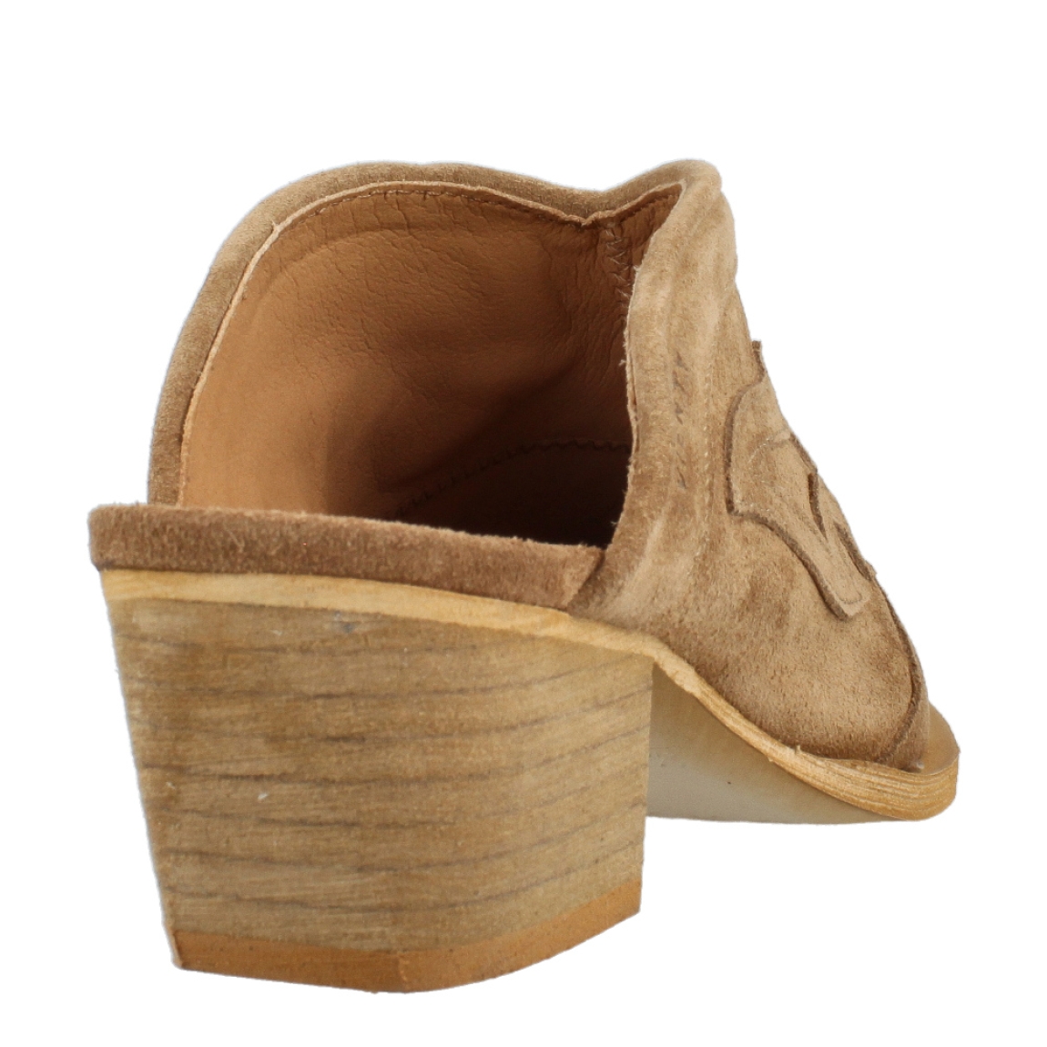 Zuecos camperos de la marca Vienty, modelo GAELA. Exterior e interior de los zuecos en ante color camel. Zuecos Vienty con tacón de 4cm de altura. Estos zuecos Vienty Gaela son la tendencia de temporada. Te ayudarán a crear looks increíbles!