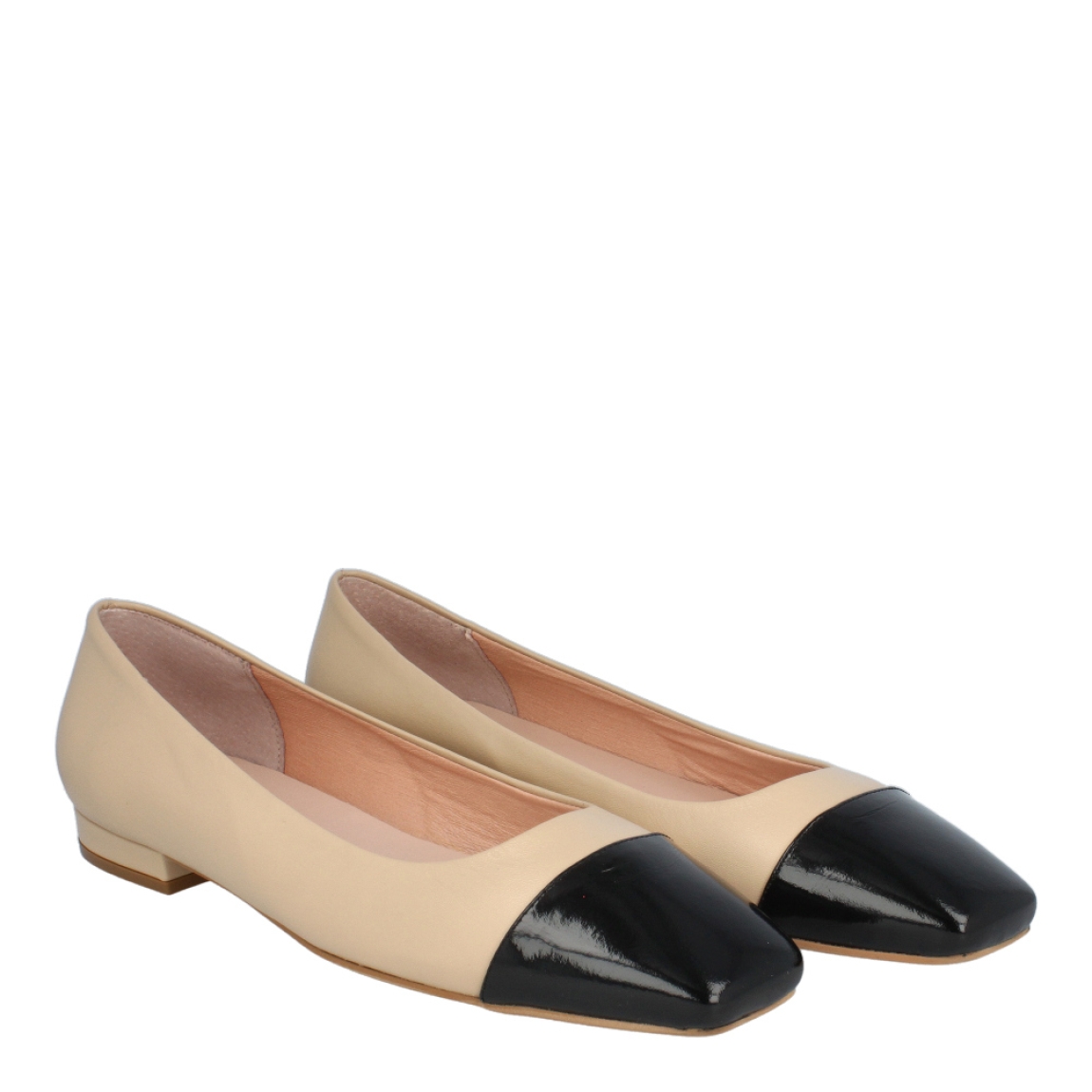 Bailarinas de la marca Munné, modelo SELENA. Exterior de las bailarinas de piel de color beig con puntera cuadrada en charol negro tipo Chanel. Interior de las bailarinas de piel color beig. Recuerda que las bailarinas Munné Selena te dan un punto de moda para un outfit elegante y cómodo!