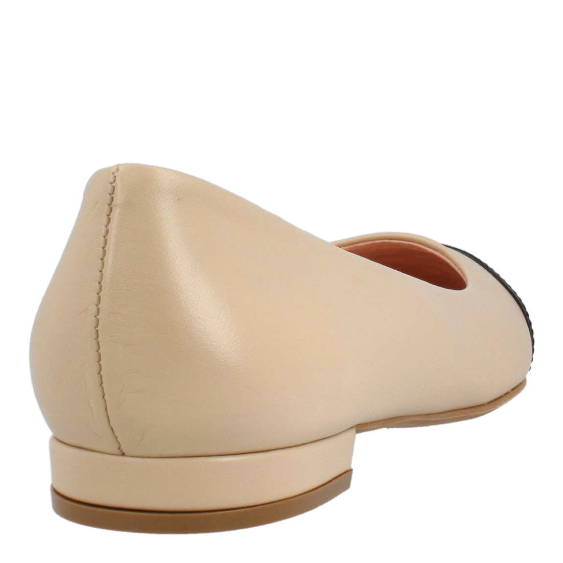 Bailarinas de la marca Munné, modelo SELENA. Exterior de las bailarinas de piel de color beig con puntera cuadrada en charol negro tipo Chanel. Interior de las bailarinas de piel color beig. Recuerda que las bailarinas Munné Selena te dan un punto de moda para un outfit elegante y cómodo!