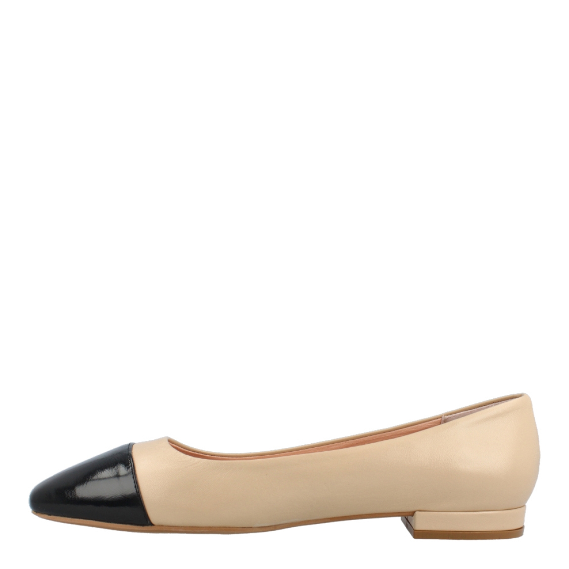 Bailarinas de la marca Munné, modelo SELENA. Exterior de las bailarinas de piel de color beig con puntera cuadrada en charol negro tipo Chanel. Interior de las bailarinas de piel color beig. Recuerda que las bailarinas Munné Selena te dan un punto de moda para un outfit elegante y cómodo!
