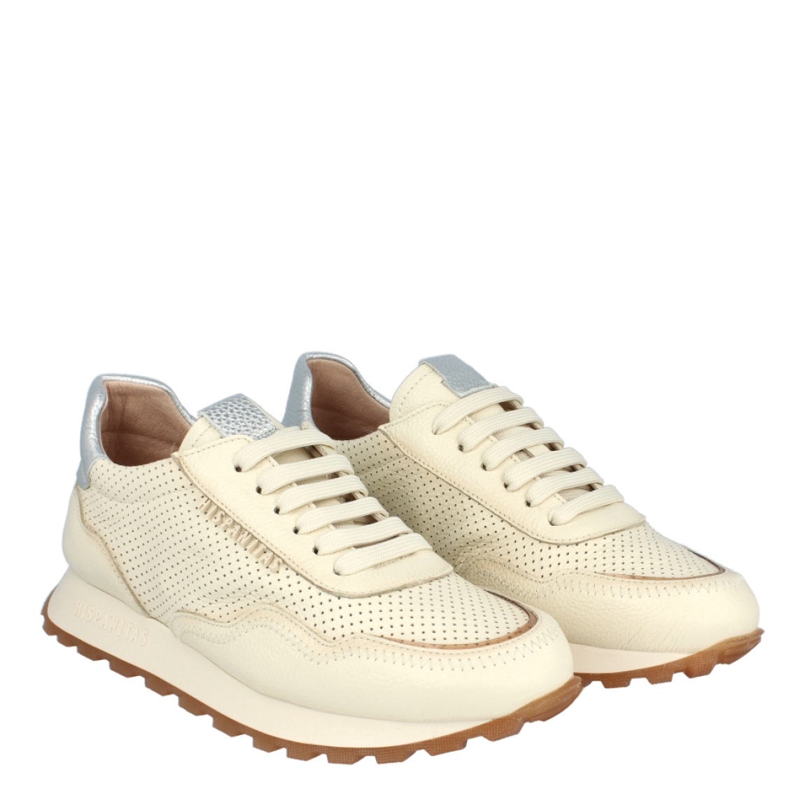 Deportivas de la marca Hispanitas, modelo HV-24. Exterior de las deportivas en piel troquelada color beig. Interior de las deportivas en piel color beig. Cierre de las deportivas con cordones. Deportivas Hispanitas con cuña de 2cm de altura. Estas deportivas Hispanitas HV-24 son unas clásicas que debes tener en tu armario!
