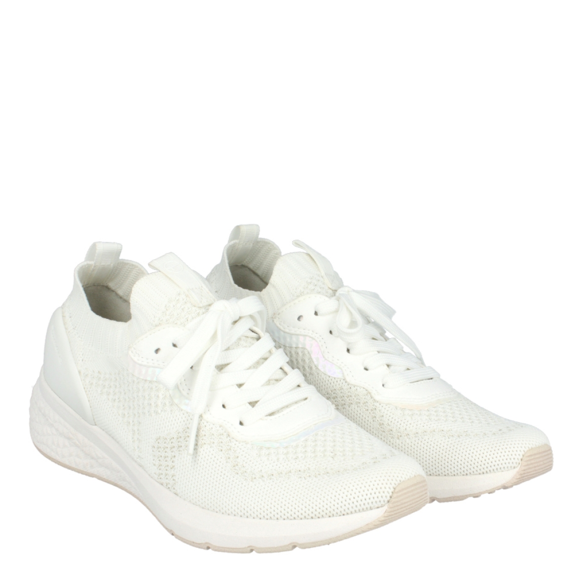 Deportivas transpirables de la marca Tamaris, modelo C23. Exterior de las deportivas en tela color blanco con detalles de escarchado. Interior de las deportivas en tela color blanco. Cierre de las deportivas con cordones blancos. Deportivas Tamaris con cuña de 2cm de altura. Estas deportivas Tamaris C23 son unas clásicas en tu armario, las necesitarás para crear diferentes looks con la mejor comodidad!