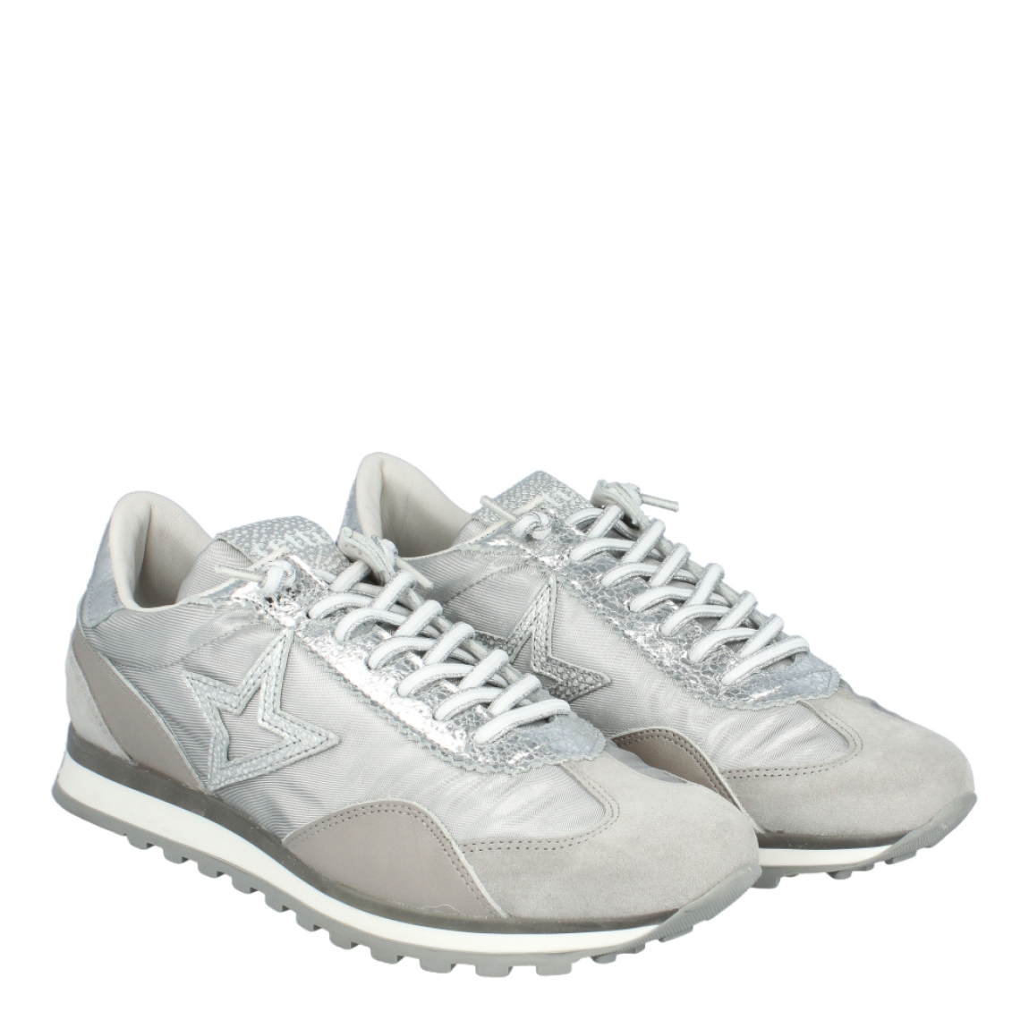 Deportivas de la marca Cetti, modelo C12. Exterior de las deportivas en ante color plata con detallles en nylon color plata brillante. Interior de las deportivas en piel color blanco. Cierre de las deportivas con cordones elásticos. Estas deportivas Cetti C12 son unas clásicas que no pueden faltar en tu armario esta temporada!