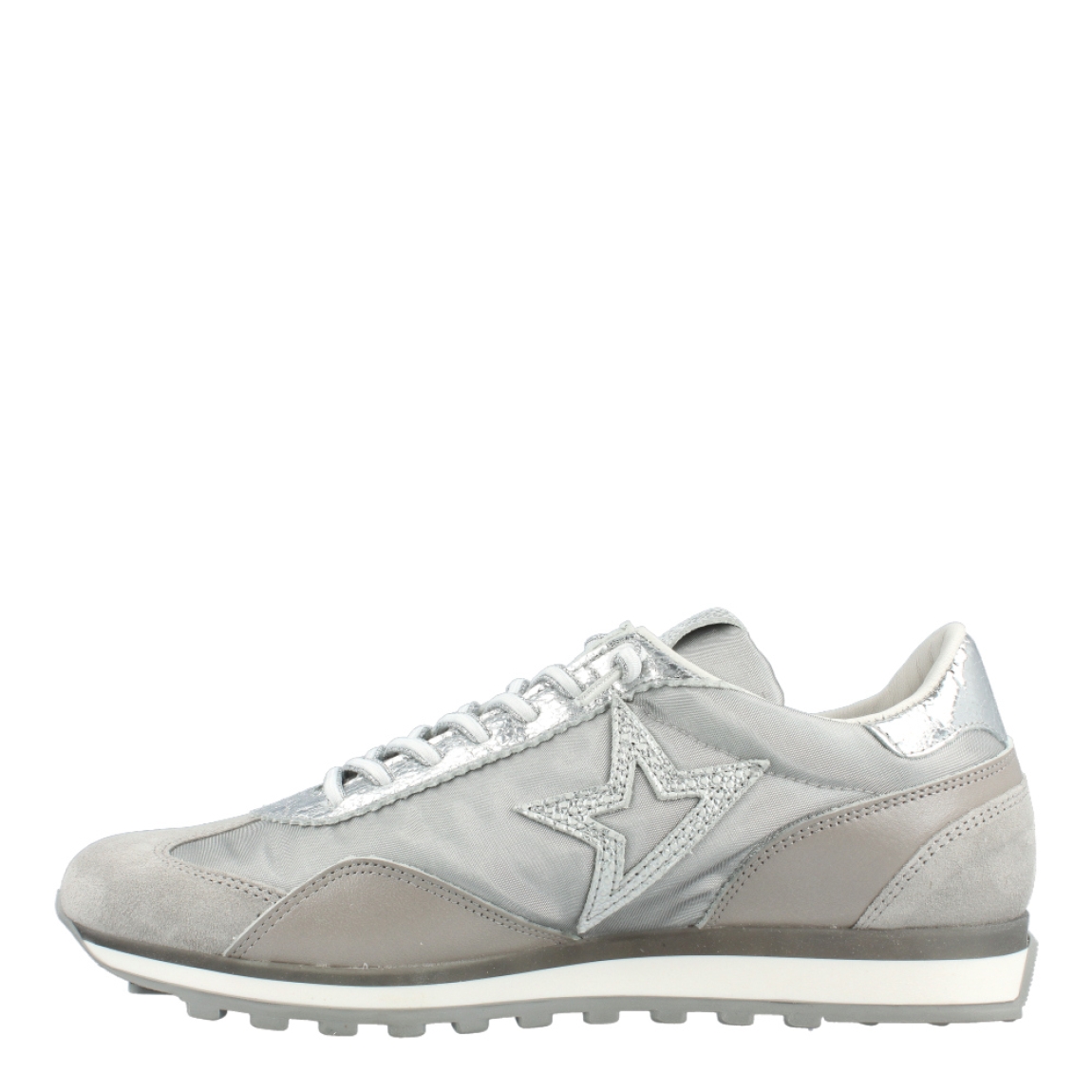Deportivas de la marca Cetti, modelo C12. Exterior de las deportivas en ante color plata con detallles en nylon color plata brillante. Interior de las deportivas en piel color blanco. Cierre de las deportivas con cordones elásticos. Estas deportivas Cetti C12 son unas clásicas que no pueden faltar en tu armario esta temporada!