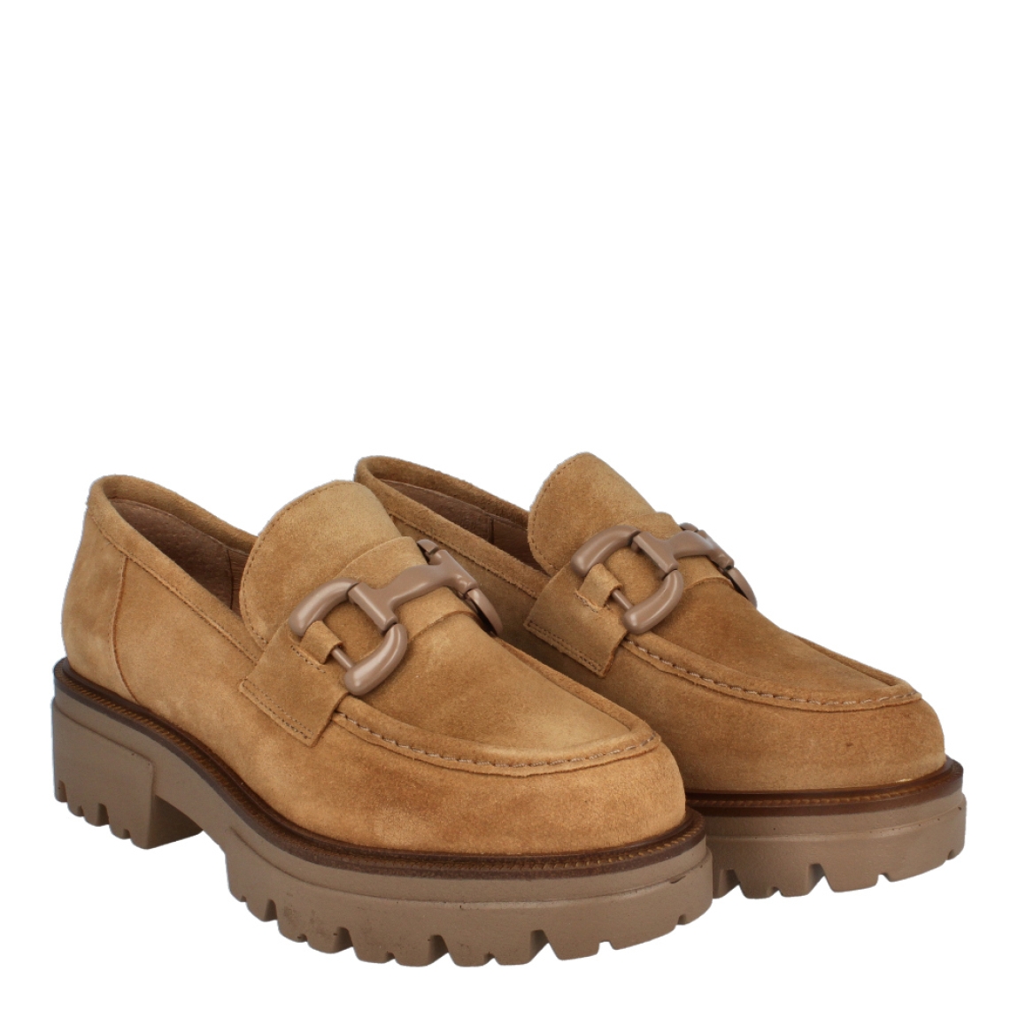 Mocasines de la marca Munné, modelo ZHAM. Exterior de los mocasines en ante color marrón con detalle de cadena en la pala. Interior de los mocasines en piel color marrón. Mocasines Munné con tacón de 3cm de altura. Estos mocasines Munné ZHAM tienen la comodidad y diseño que necesitas en tus looks del día a día.