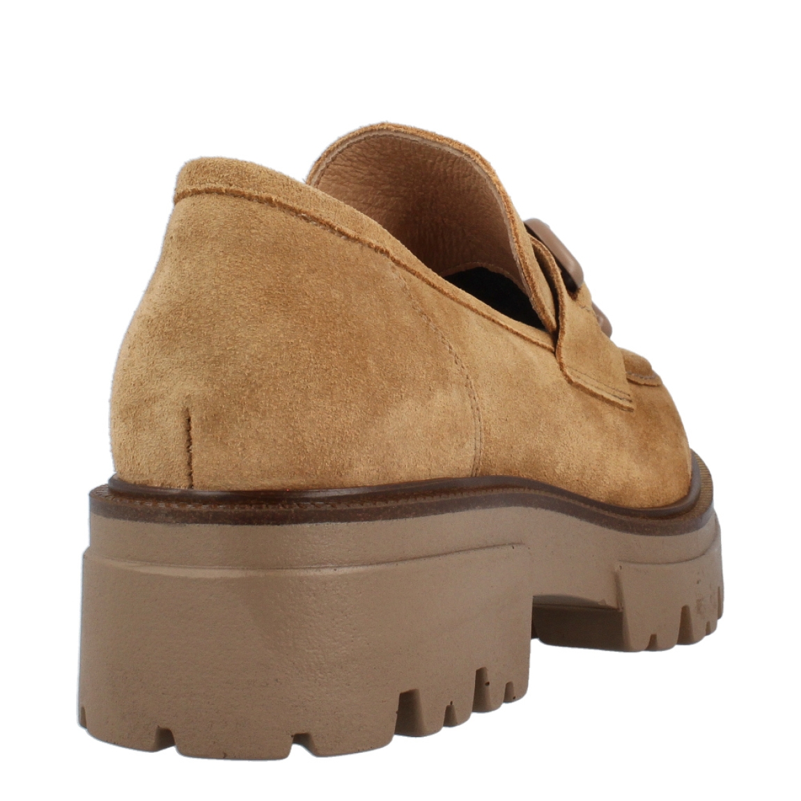 Mocasines de la marca Munné, modelo ZHAM. Exterior de los mocasines en ante color marrón con detalle de cadena en la pala. Interior de los mocasines en piel color marrón. Mocasines Munné con tacón de 3cm de altura. Estos mocasines Munné ZHAM tienen la comodidad y diseño que necesitas en tus looks del día a día.