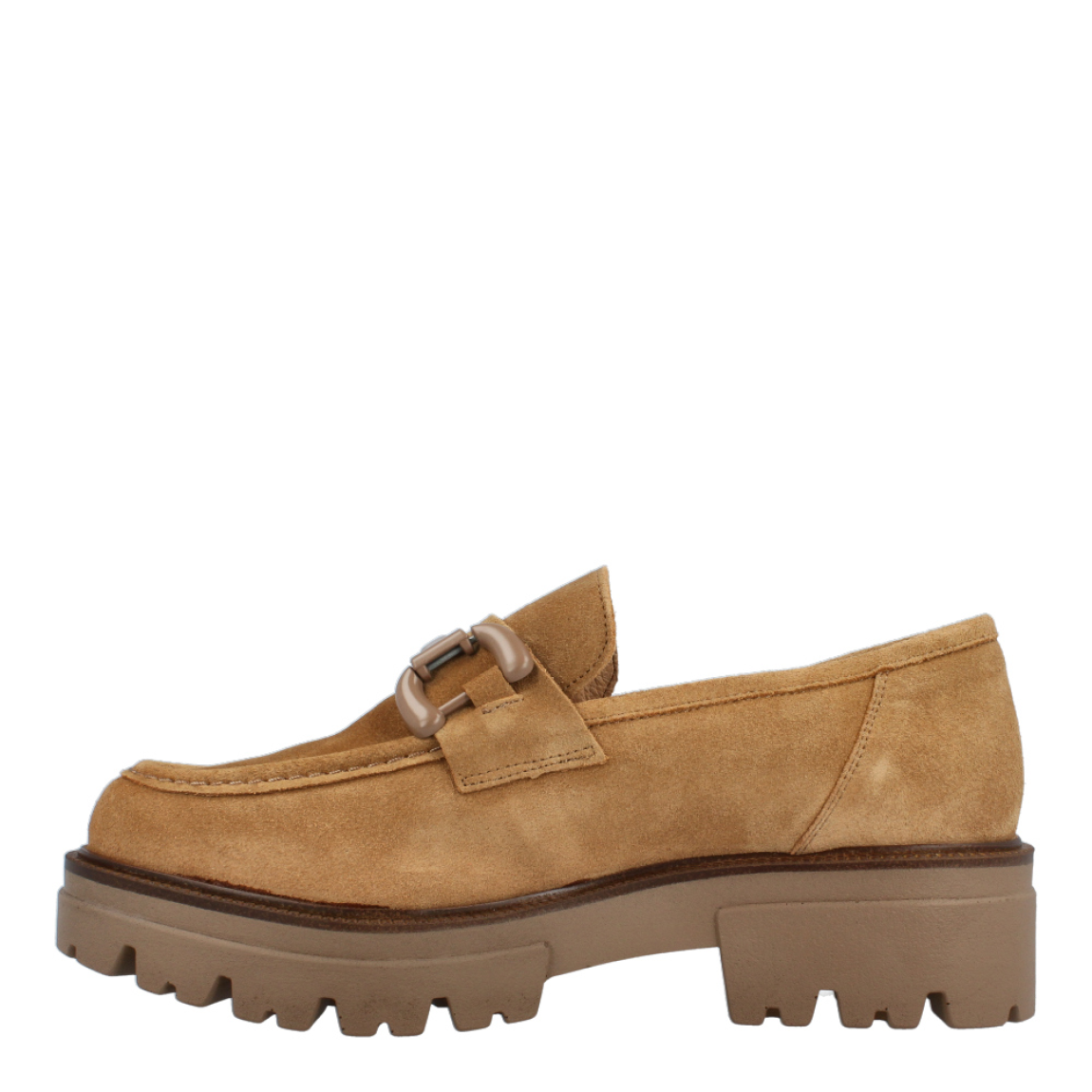 Mocasines de la marca Munné, modelo ZHAM. Exterior de los mocasines en ante color marrón con detalle de cadena en la pala. Interior de los mocasines en piel color marrón. Mocasines Munné con tacón de 3cm de altura. Estos mocasines Munné ZHAM tienen la comodidad y diseño que necesitas en tus looks del día a día.