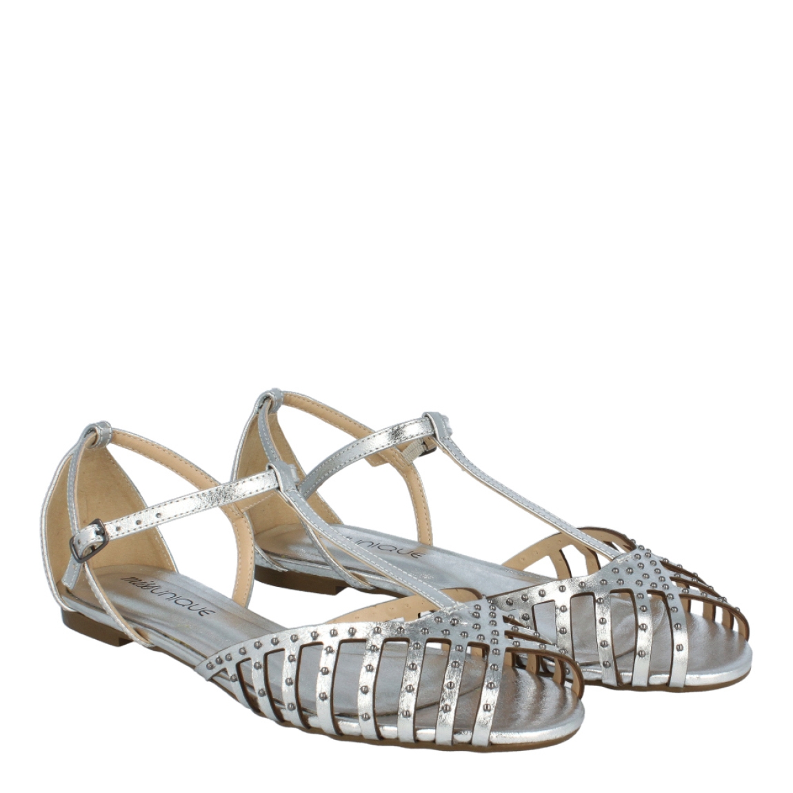 Sandalias de la marca Unique, modelo ELECTRA. Exterior de las sandalias en piel color plata con detalles de tachas. Interior de las sandalias en piel color plata. Cierre de las sandalias Unique con hebilla en el tobillo. Esta sandalias Unique ELECTRA traen un diseño que te ayudará a lucir unos looks con estilo y comodidad a donde vayas.