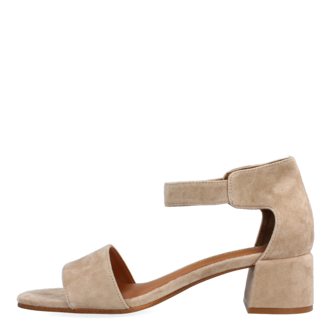 Sandalias de la marca Regarde Le Ciel, modelo SEVI. Exterior de las sandalias en ante color taupe. Interior de las sandaias en piel color camel. Cierre de las sandalias Regarde Le Ciel con hebilla y tacones de 3cm de altura. Estas sandalias Regarde Le Ciel SEVI son un complemento perfecto para tus looks de temporada.