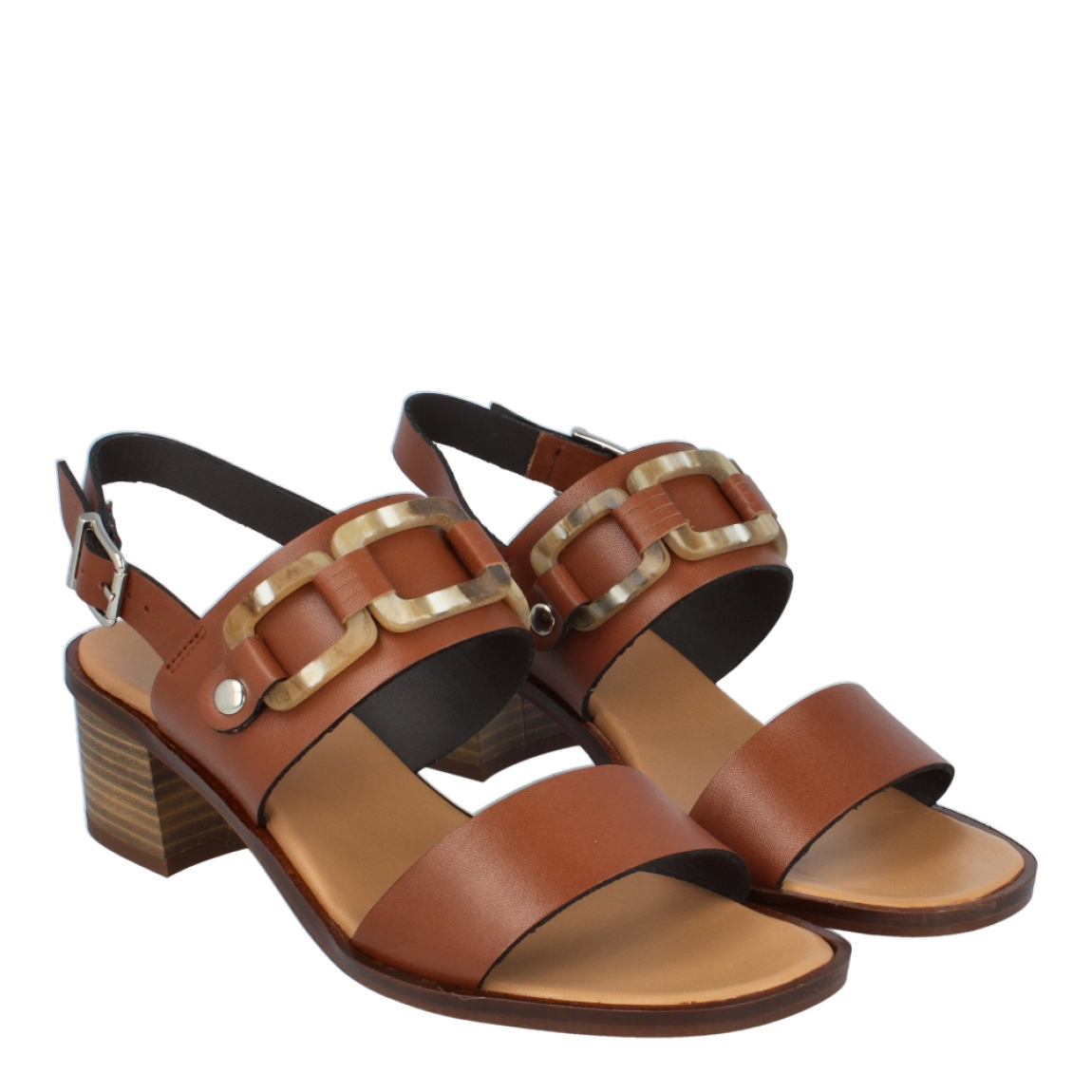 Sandalias de la marca Munné, modelo SALTUR. Exterior de las sandalias en piel color cuero con detalle de adorno de cadena. Interior de las sandalias en piel color camel. Cierre de las sandalias Munné con hebilla en el tobillo. Sandalias con tacón de 4cm de altura. Estas sandalias Munné Saltur, tienen el diseño y color ideal para crear diferentes looks durante esta temporada!