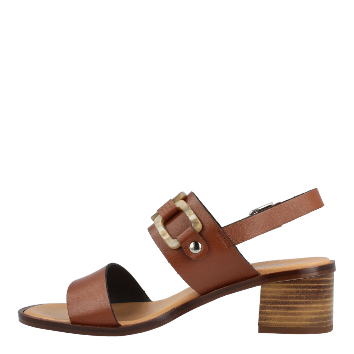 Sandalias de la marca Munné, modelo SALTUR. Exterior de las sandalias en piel color cuero con detalle de adorno de cadena. Interior de las sandalias en piel color camel. Cierre de las sandalias Munné con hebilla en el tobillo. Sandalias con tacón de 4cm de altura. Estas sandalias Munné Saltur, tienen el diseño y color ideal para crear diferentes looks durante esta temporada!