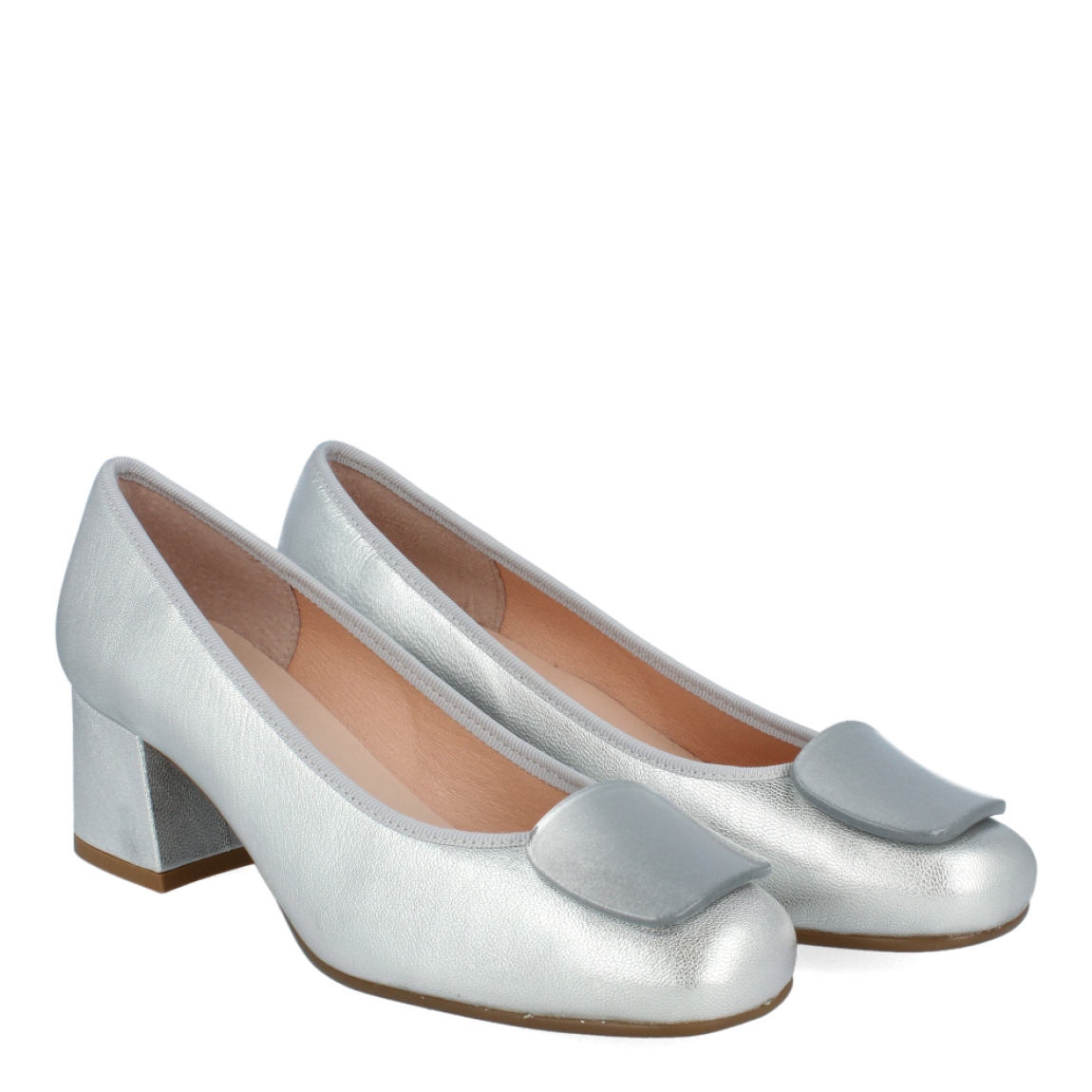 Salones clásicos de la marca Munné, modelo LAYA. Exterior de los salones en charol color plata con detalle de adorno en la parte de la punta. Interior de los salones en piel color nude. Salones Munné con tacón de 4cm de altura. Estos salones Munné LAYA son unos clásicos que no pueden faltar en tu armario.