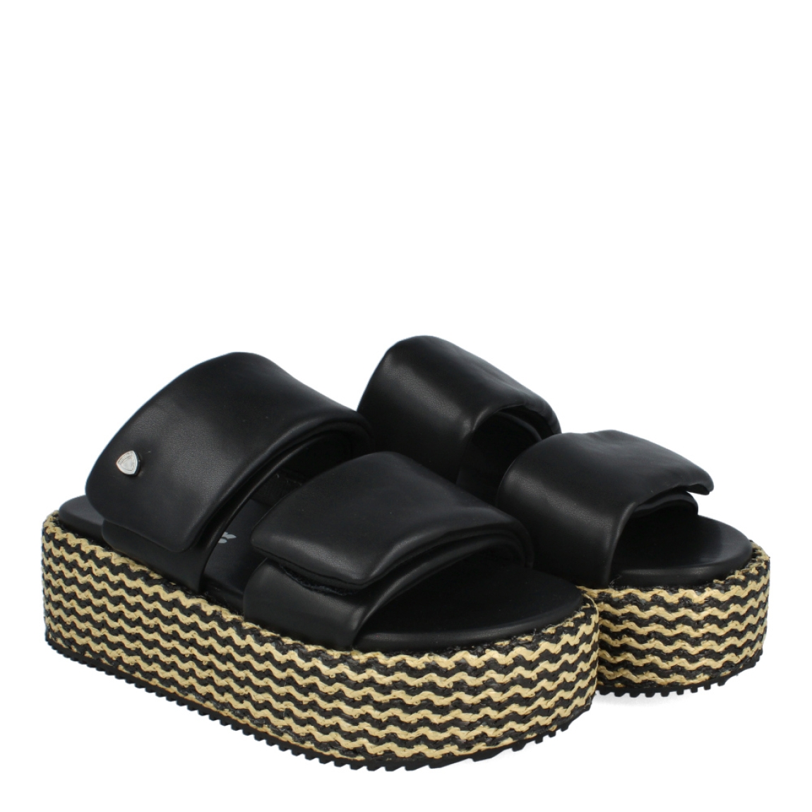 Sandalias de la marca Blauer, modelo UMA. Exterior e interior de las sandalias en piel color negro. Cierre de las sandalias Blauer con doble velcro, en la pala y el empeine. Sandalias con plataforma de 5,5 cm de altura con detalle en rafia trenzada color negro y beig. Estas sandalias Blauer UMA son un complemento clásico en tu armario de temporada.