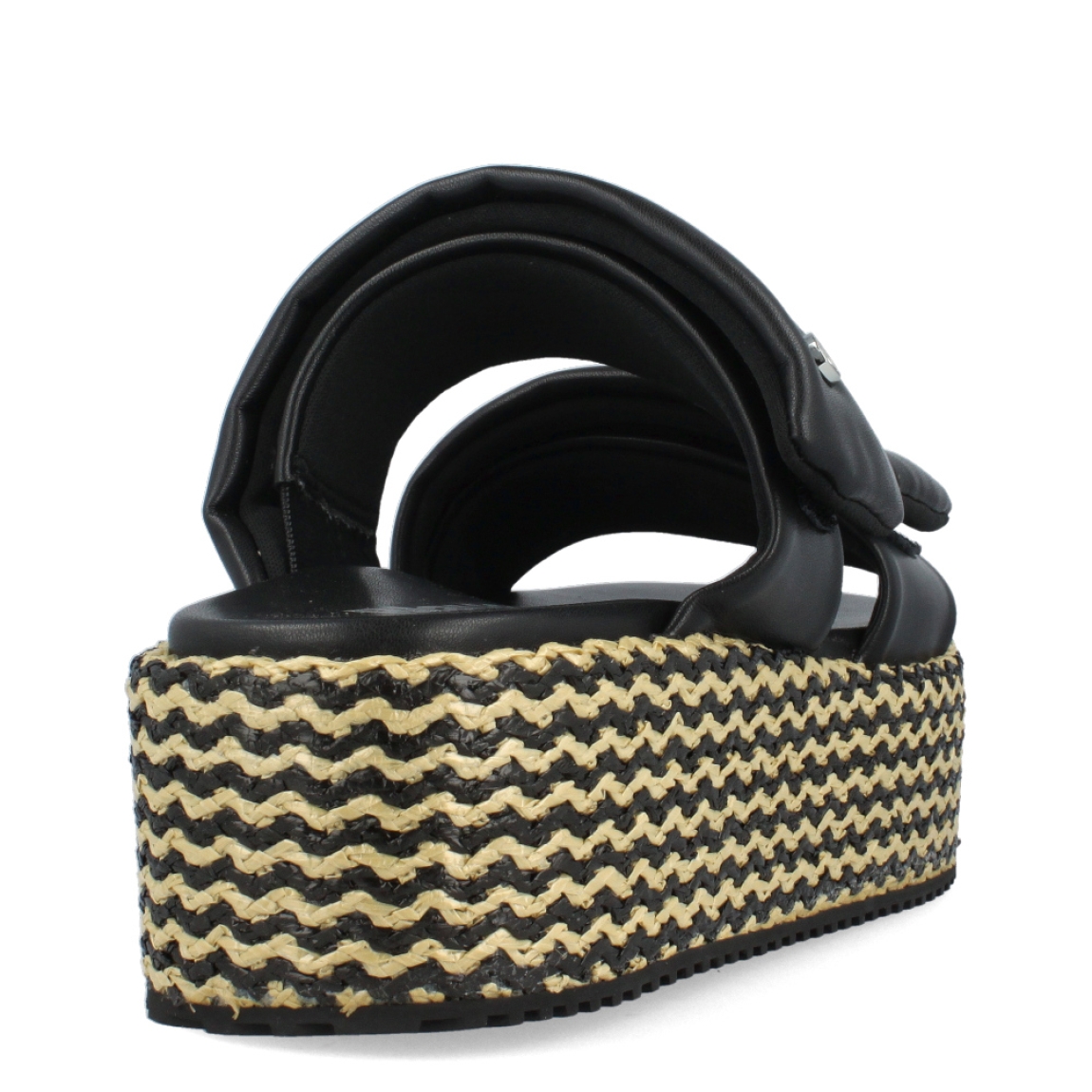 Sandalias de la marca Blauer, modelo UMA. Exterior e interior de las sandalias en piel color negro. Cierre de las sandalias Blauer con doble velcro, en la pala y el empeine. Sandalias con plataforma de 5,5 cm de altura con detalle en rafia trenzada color negro y beig. Estas sandalias Blauer UMA son un complemento clásico en tu armario de temporada.