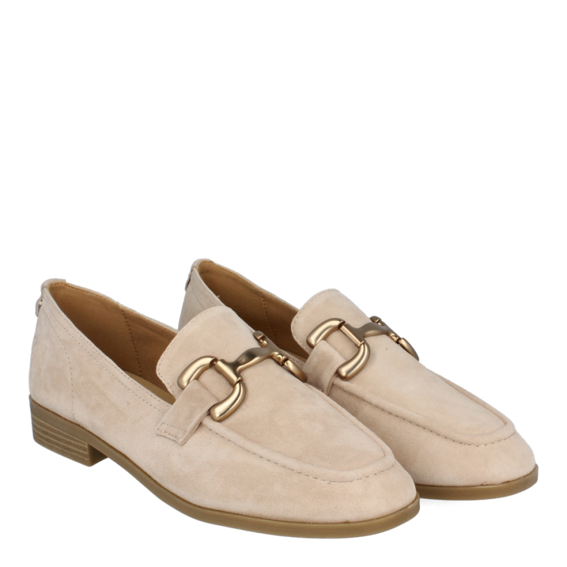 Mocasines de la marca Carmela, modelo SERENA. Exterior de los mocasines en ante color beig con detalle de adorno de cadena metálica dorada en la parte de la pala. Interior en piel color beig. Mocasines Carmela con tacón de 1cm de altura. Estos mocasines Carmela SERENA, son un complemento ideal para tu armario de temporada, te dará estilo y comodidad en tu día a día.