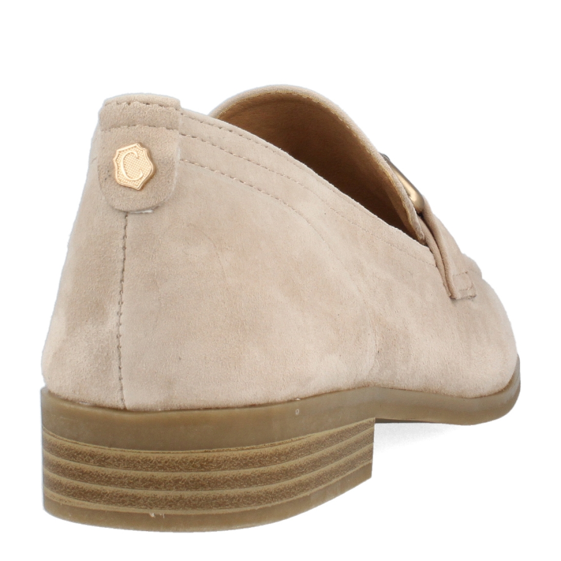 Mocasines de la marca Carmela, modelo SERENA. Exterior de los mocasines en ante color beig con detalle de adorno de cadena metálica dorada en la parte de la pala. Interior en piel color beig. Mocasines Carmela con tacón de 1cm de altura. Estos mocasines Carmela SERENA, son un complemento ideal para tu armario de temporada, te dará estilo y comodidad en tu día a día.