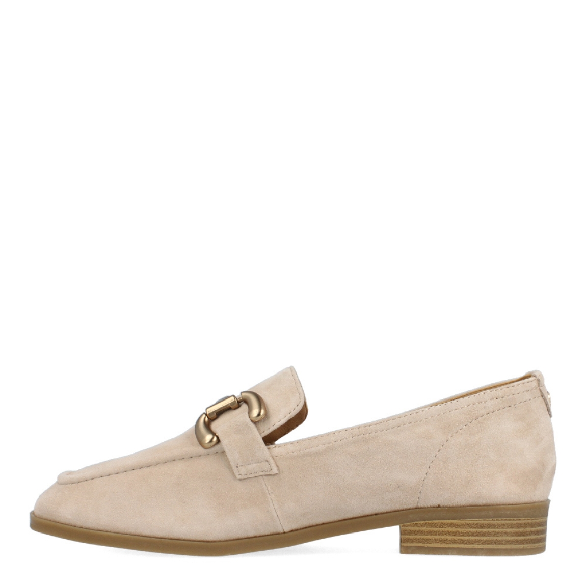 Mocasines de la marca Carmela, modelo SERENA. Exterior de los mocasines en ante color beig con detalle de adorno de cadena metálica dorada en la parte de la pala. Interior en piel color beig. Mocasines Carmela con tacón de 1cm de altura. Estos mocasines Carmela SERENA, son un complemento ideal para tu armario de temporada, te dará estilo y comodidad en tu día a día.