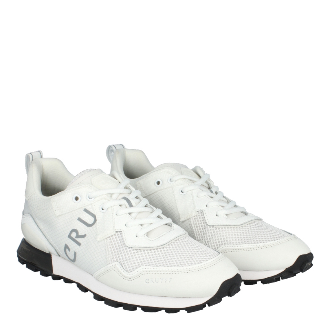 Deportivas de la marca Cruyff, modelo NANDO. Exterior de las deportivas en textil color blanco con detalle en rejilla y estampado del nombre de la marca en el lateral. Interior de las deportivas Cruyff en textil color blanco. Cierre de las deportivas con cordones blancos. Estas deportivas Cruyff Nando, son unas clásicas para tus looks del día a día!