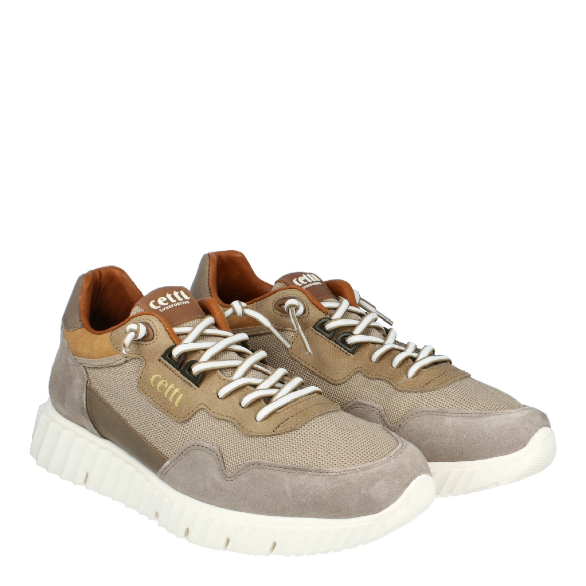 Deportivas de la marca Cetti, modelo C13. Exterior de las deportivas en ante color taupe. Interior de las deportivas en piel color camel. Cierre de las deportivas Tamaris con cordones blancos elásticos. Deportivas Tamaris con cuña de 2cm de altura. Estas deportivas Tamaris C13 son unas clásicas de temporada, no te puedes faltar en el armario!