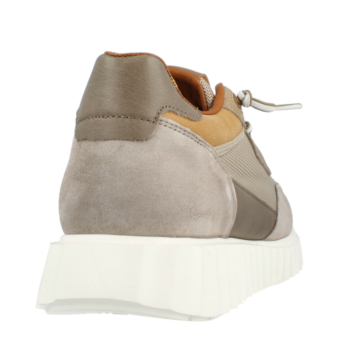 Deportivas de la marca Cetti, modelo C13. Exterior de las deportivas en ante color taupe. Interior de las deportivas en piel color camel. Cierre de las deportivas Tamaris con cordones blancos elásticos. Deportivas Tamaris con cuña de 2cm de altura. Estas deportivas Tamaris C13 son unas clásicas de temporada, no te puedes faltar en el armario!