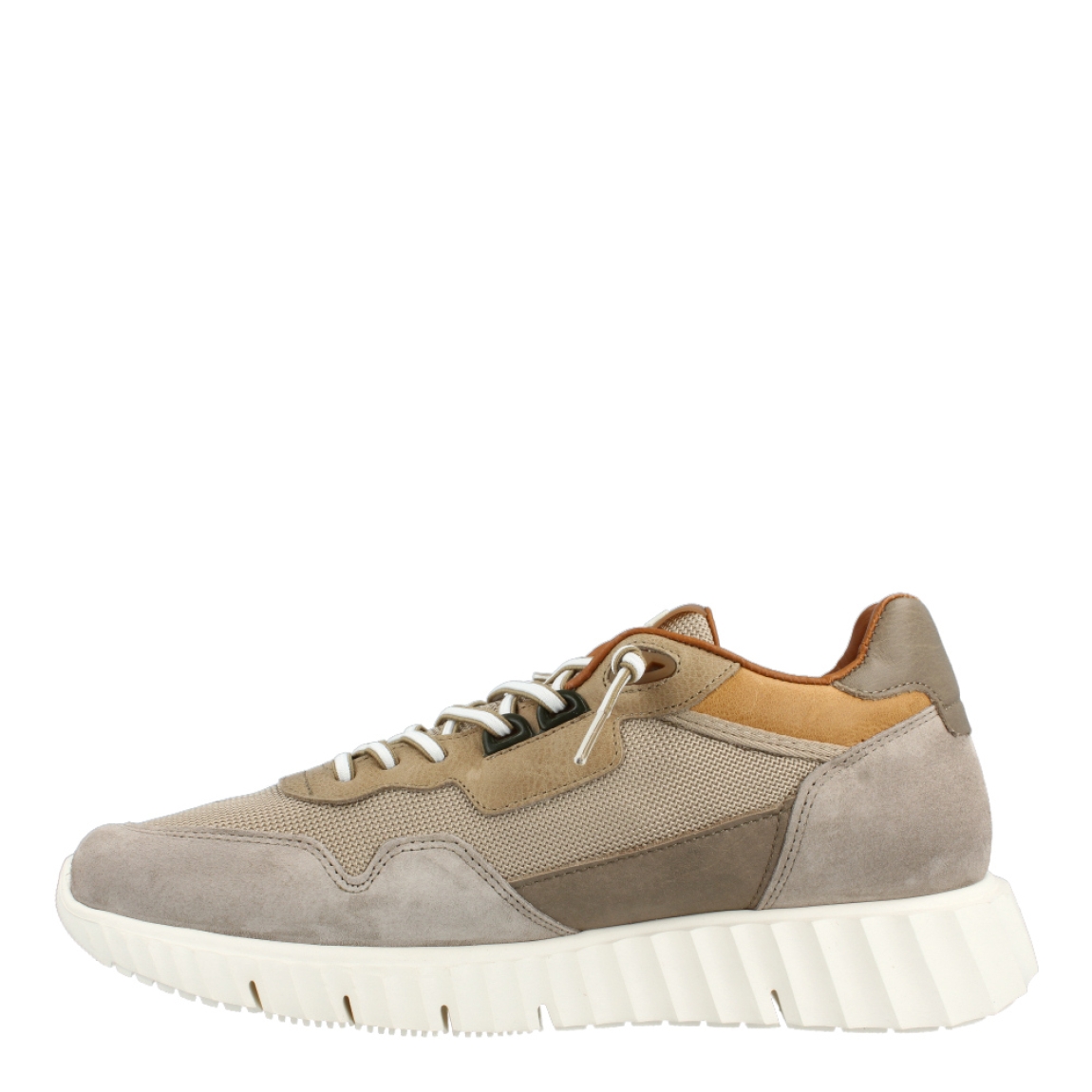 Deportivas de la marca Cetti, modelo C13. Exterior de las deportivas en ante color taupe. Interior de las deportivas en piel color camel. Cierre de las deportivas Tamaris con cordones blancos elásticos. Deportivas Tamaris con cuña de 2cm de altura. Estas deportivas Tamaris C13 son unas clásicas de temporada, no te puedes faltar en el armario!