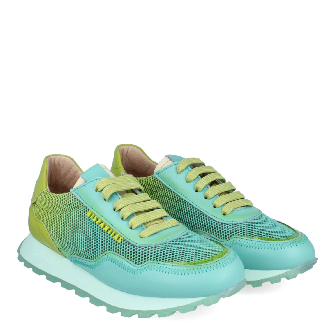 Deportivas de la marca Hispanitas, modelo HB2. Exterior de las deportivas en piel color verde y azul con detalle estilo rejilla. Interior de las deportivas en piel color beig. Cierre de las deportivas en cordones color verde. Deportivas con suela plana de 3cm de altura. Estas deportivas Hispanitas HB2 tienen un estilo original, para que luzcas tus mejores looks con actitud y comodidad.