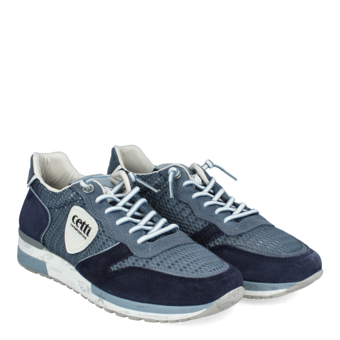 Deportivas de la marca Cetti, modelo C13. Exterior de las deportivas en textil color azul estilo rejilla con detalle en ante. Interior de las deportivas en piel color blanco. Cierre de las deportivas Cetti con cordones elásticos. Deportivas con suela plana. Estas deportivas Cetti C13 son unas clásicas, con estilo y comodidad que no pueden faltar en tu armario.