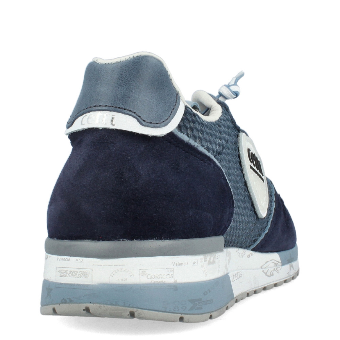 Deportivas de la marca Cetti, modelo C13. Exterior de las deportivas en textil color azul estilo rejilla con detalle en ante. Interior de las deportivas en piel color blanco. Cierre de las deportivas Cetti con cordones elásticos. Deportivas con suela plana. Estas deportivas Cetti C13 son unas clásicas, con estilo y comodidad que no pueden faltar en tu armario.