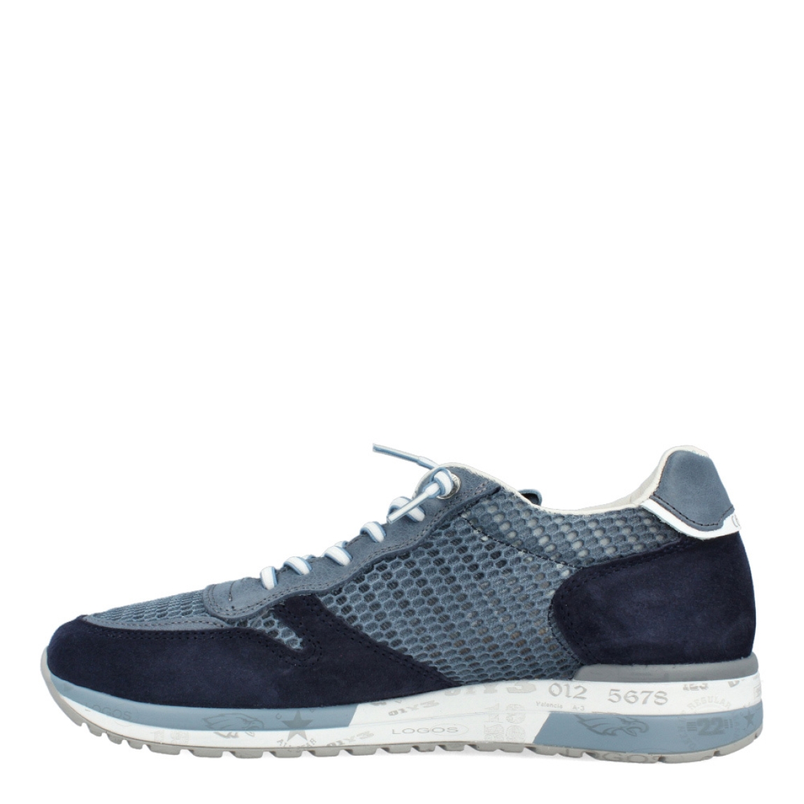 Deportivas de la marca Cetti, modelo C13. Exterior de las deportivas en textil color azul estilo rejilla con detalle en ante. Interior de las deportivas en piel color blanco. Cierre de las deportivas Cetti con cordones elásticos. Deportivas con suela plana. Estas deportivas Cetti C13 son unas clásicas, con estilo y comodidad que no pueden faltar en tu armario.