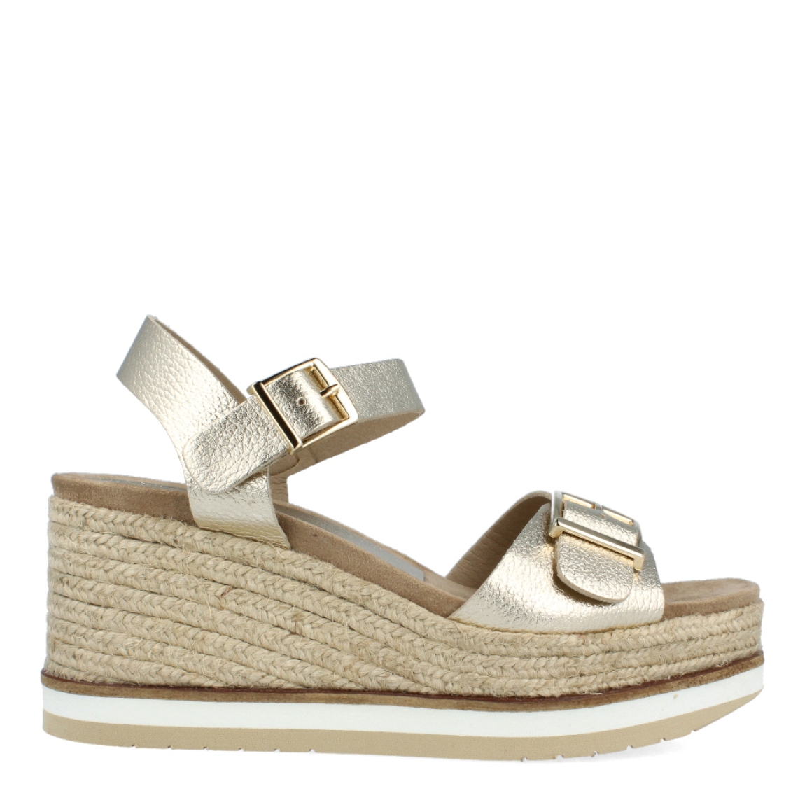 Sandalias de la marca Itse, modelo AZUCENA. Exterior de las sandalias en piel color platino. Interior de las sandalias en ante color camel. Cierre de las sandalias Itse con doble hebilla, en la pala y el tobillo. Sandalias con cuña de 7cm de altura con detalle de rafia trenzada. Estas sandalias Itse AZUCENA, son unas clásicas para esta temporada, podrás lucirlas con estilo y la máxima comodidad posible.
