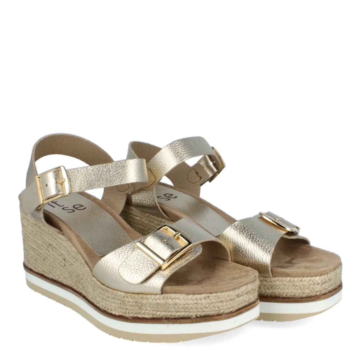 Sandalias de la marca Itse, modelo AZUCENA. Exterior de las sandalias en piel color platino. Interior de las sandalias en ante color camel. Cierre de las sandalias Itse con doble hebilla, en la pala y el tobillo. Sandalias con cuña de 7cm de altura con detalle de rafia trenzada. Estas sandalias Itse AZUCENA, son unas clásicas para esta temporada, podrás lucirlas con estilo y la máxima comodidad posible.