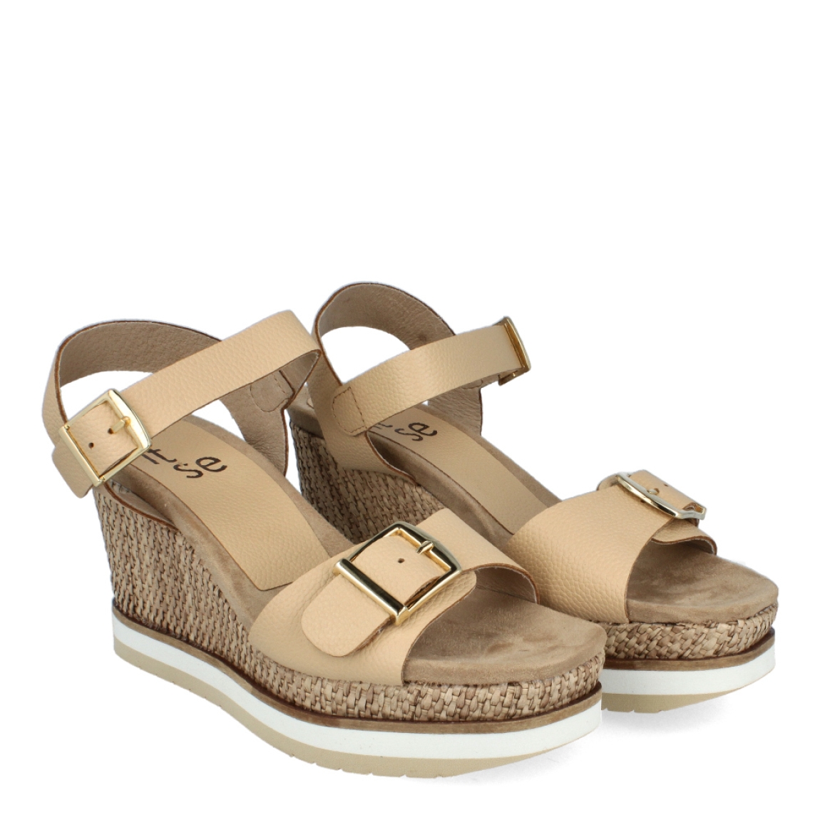 Sandalias de la marca Itse, modelo AZUCENA. Exterior de las sandalias en piel colro taupe. Interior de las sandalias en ante color camel.Cierre de las sandalias Itse con doble hebilla, en la pala y el tobillo. Sandalias con cuña de 7cm de altura con detalle de rafia trenzada. Estas sandalias Itse AZUCENAS son unas clásicas para esta temporada, podrás lucirlas con estilo y la máxima comodidad posible.