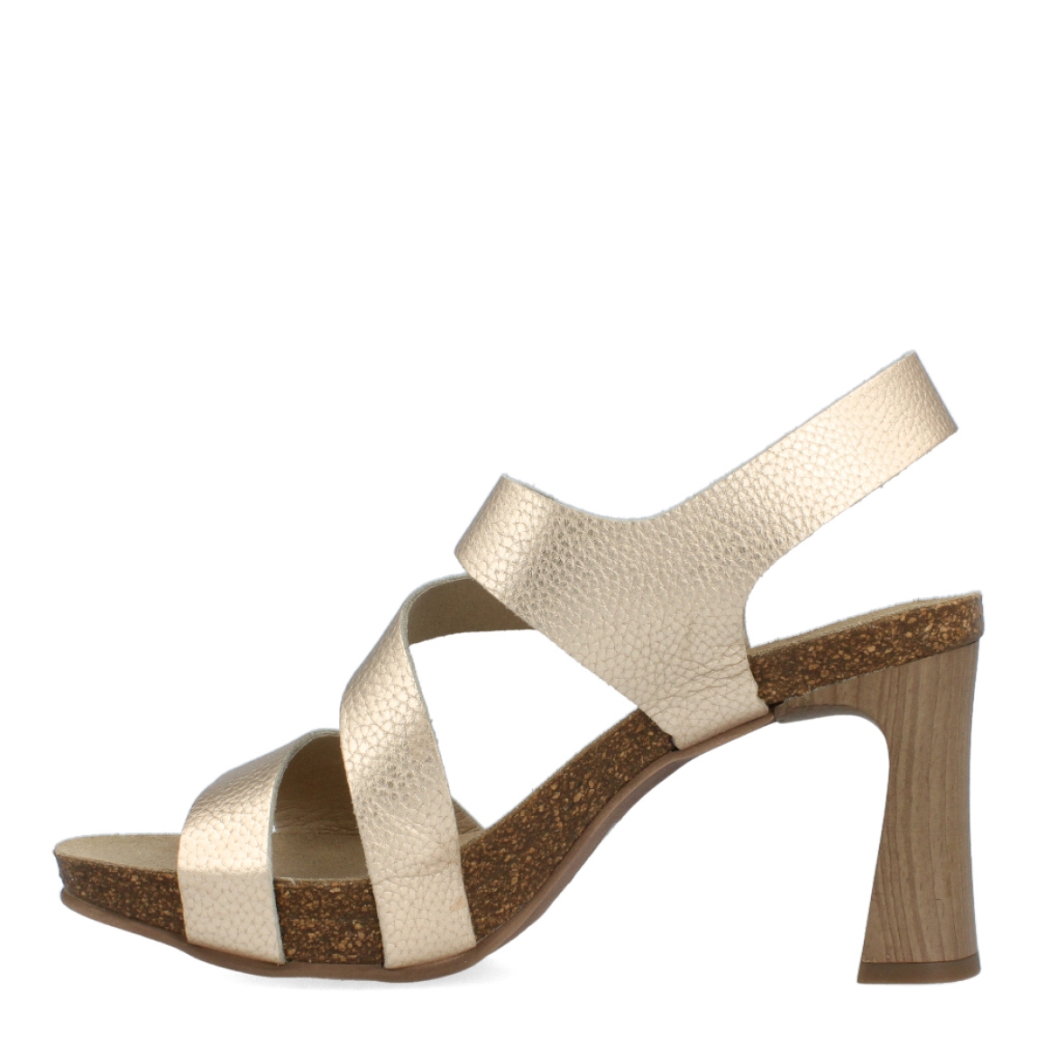 Sandalias de la marca Itse, modelo LARE. Exterior de las sandalias en piel color platino. Interior de las sandalias en piel color beig. Cierre de las sandalias con velcro en el tobillo. Sandalias Itse con tacón de 8cm de altura. Estas sandalias Itse LARE son el complemento perfecto para lucirlas en esta temporada, con estilo y comodidad.