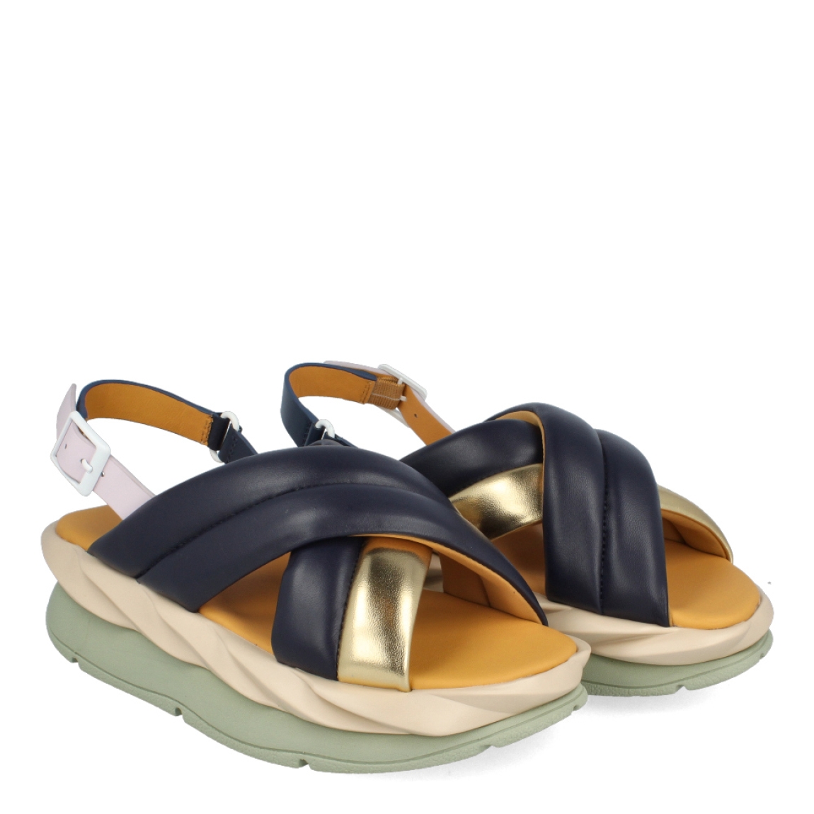 Sandalias de la marca 4CCCCEES, modelo MELLOW MELA. Exterior de las sandalias en piel color azul con detalle en dorado y pala cruzada. Interior de las sandalias en piel color amarillo. Cierre con hebilla en el tobillo color rosado. Sandalias 4CCCCEES con plataforma de 4cm de altura con diseño ondulado color beig y verde. Estas sandalias 4CCCCEES MELLOW MELA tiene el diseño perfecto entre originalidad y ligereza que te acompañará en tu día a día en esta temporada.