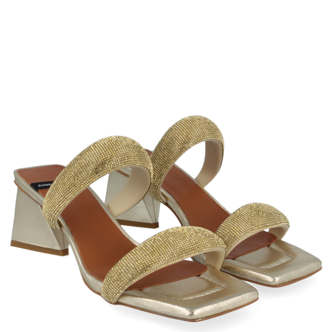 Sandalia dorada de la marca Ángel Alarcón, modelo Evelyn. Exterior de la sandalia de piel dorada. Sandalia con pedreria en las dos tiras de la pala. Interior de la sandalia de piel de color camel y dorado. Zapato con tacón triangular asimétrico de 6 cm aproximadamente. Zapato con plantilla acolchada para garantizar el máximo confort. La Sandalia Evelyn de Ángel Alarcón es una sandalia elegante, perfecta para tus eventos más importantes!