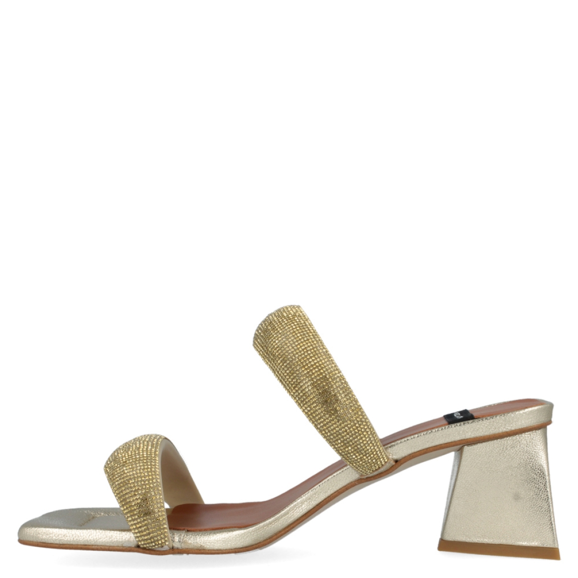 Sandalia dorada de la marca Ángel Alarcón, modelo Evelyn. Exterior de la sandalia de piel dorada. Sandalia con pedreria en las dos tiras de la pala. Interior de la sandalia de piel de color camel y dorado. Zapato con tacón triangular asimétrico de 6 cm aproximadamente. Zapato con plantilla acolchada para garantizar el máximo confort. La Sandalia Evelyn de Ángel Alarcón es una sandalia elegante, perfecta para tus eventos más importantes!