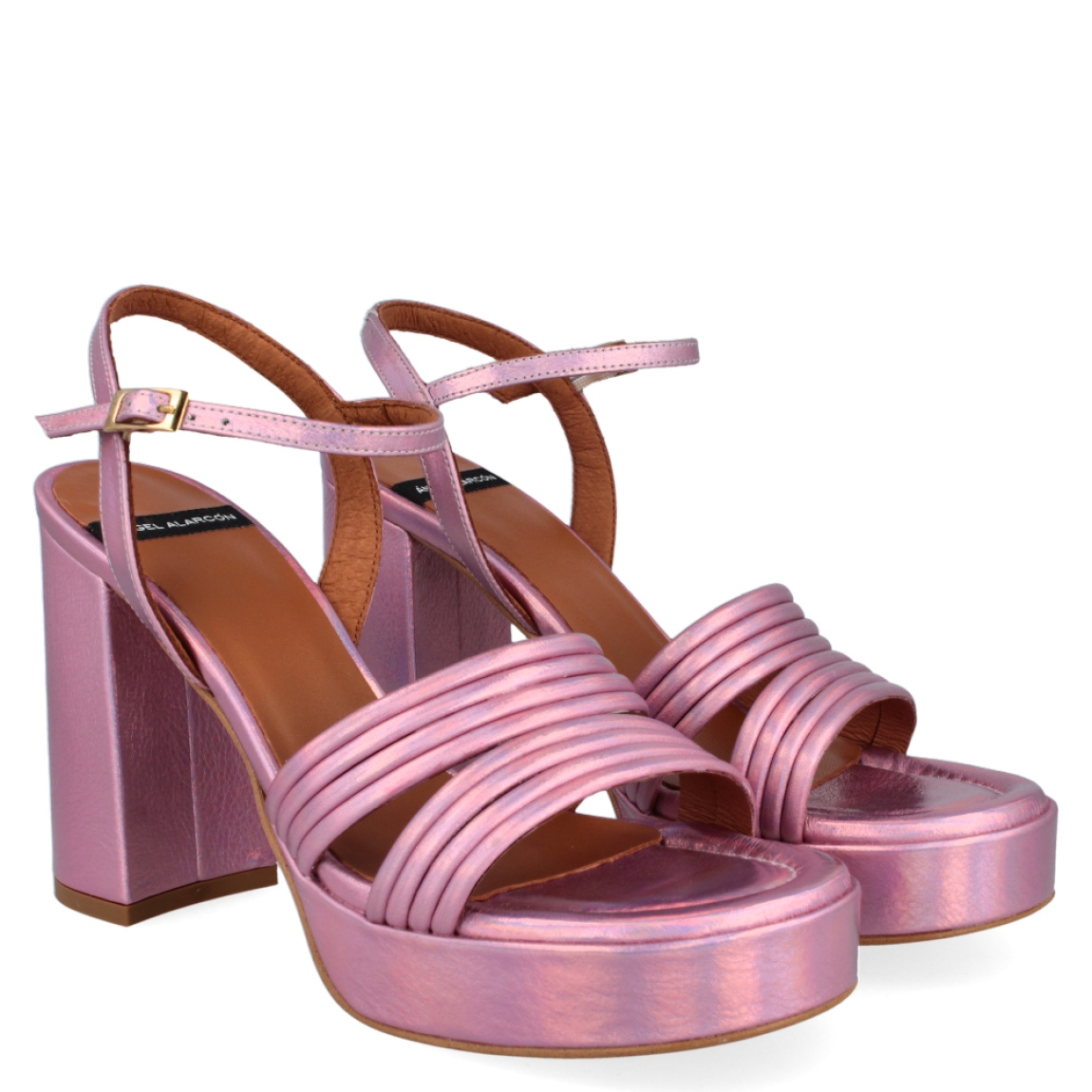 Sandalia metalizada de la marca Ángel Alarcón, modelo Megan. Exterior de la sandalia de piel metalizada de color rosa. Cierre de la sandalia con hebilla en el tobillo. Interior de la sandalia de piel de color camel y rosa metalizado. Zapato con tacón cuadrado de 10 cm aproximadamente. Sandalia con plataforma de 3 cm aproximadamente. Zapato con plantilla acolchada para garantizar el máximo confort. La Sandalia Megan de Ángel Alarcón es un zapato elegante con un toque divertido y diferente, ideal para dar color a tus looks!