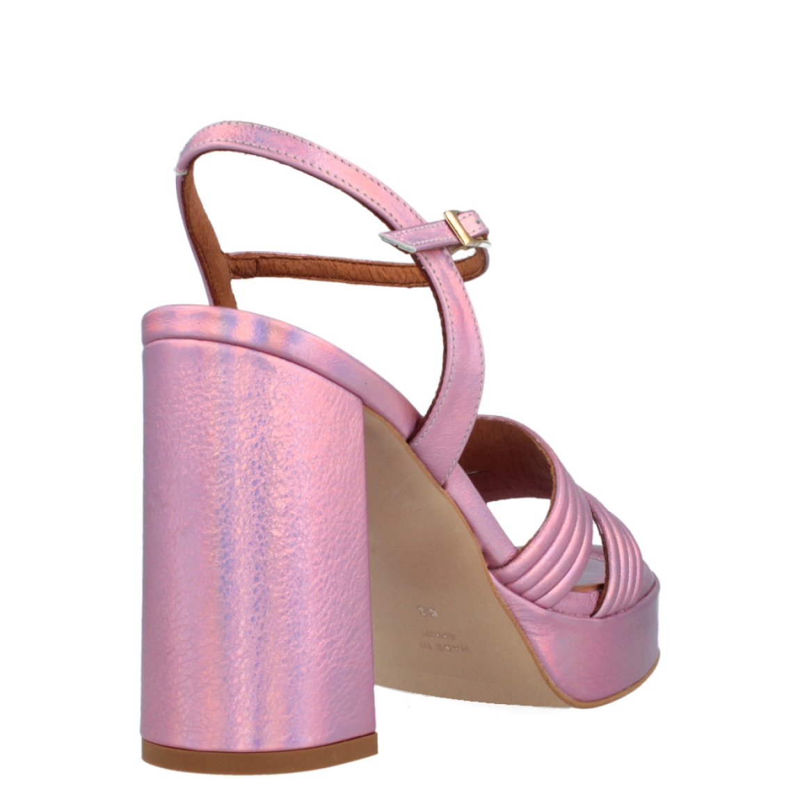 Sandalia metalizada de la marca Ángel Alarcón, modelo Megan. Exterior de la sandalia de piel metalizada de color rosa. Cierre de la sandalia con hebilla en el tobillo. Interior de la sandalia de piel de color camel y rosa metalizado. Zapato con tacón cuadrado de 10 cm aproximadamente. Sandalia con plataforma de 3 cm aproximadamente. Zapato con plantilla acolchada para garantizar el máximo confort. La Sandalia Megan de Ángel Alarcón es un zapato elegante con un toque divertido y diferente, ideal para dar color a tus looks!