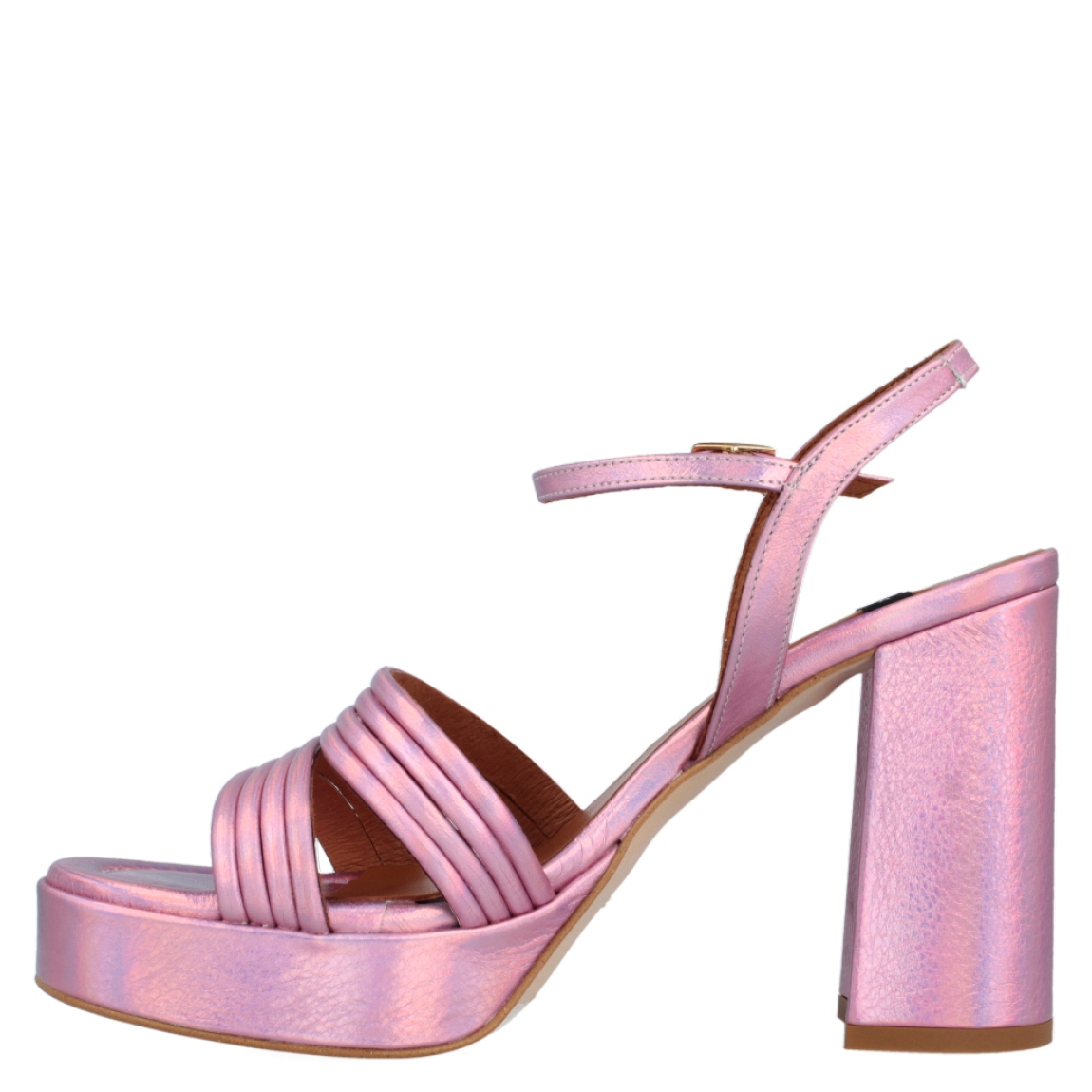 Sandalia metalizada de la marca Ángel Alarcón, modelo Megan. Exterior de la sandalia de piel metalizada de color rosa. Cierre de la sandalia con hebilla en el tobillo. Interior de la sandalia de piel de color camel y rosa metalizado. Zapato con tacón cuadrado de 10 cm aproximadamente. Sandalia con plataforma de 3 cm aproximadamente. Zapato con plantilla acolchada para garantizar el máximo confort. La Sandalia Megan de Ángel Alarcón es un zapato elegante con un toque divertido y diferente, ideal para dar color a tus looks!