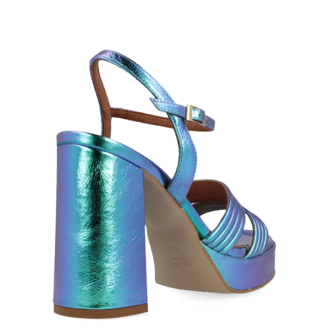 Sandalia metalizada de la marca Ángel Alarcón, modelo Megan. Exterior de la sandalia de piel metalizada de color azul. Cierre de la sandalia con hebilla en el tobillo. Interior de la sandalia de piel de color camel y azul metalizado. Zapato con tacón cuadrado de 10 cm aproximadamente. Sandalia con plataforma de 3 cm aproximadamente. Zapato con plantilla acolchada para garantizar el máximo confort. La Sandalia Megan de Ángel Alarcón es un zapato elegante con un toque divertido y diferente, ideal para dar color a tus looks!