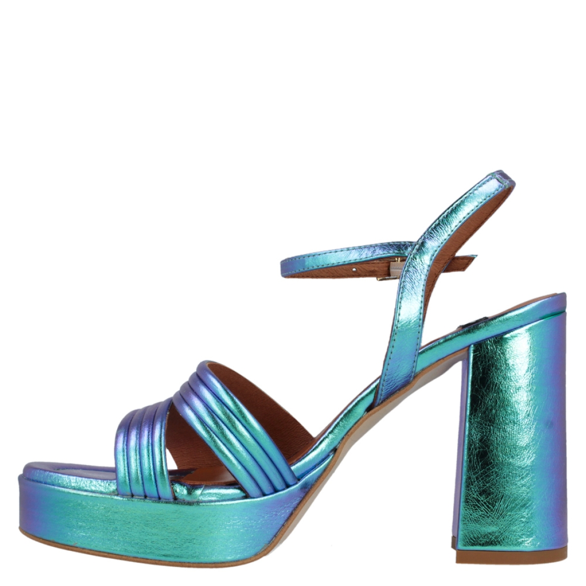 Sandalia metalizada de la marca Ángel Alarcón, modelo Megan. Exterior de la sandalia de piel metalizada de color azul. Cierre de la sandalia con hebilla en el tobillo. Interior de la sandalia de piel de color camel y azul metalizado. Zapato con tacón cuadrado de 10 cm aproximadamente. Sandalia con plataforma de 3 cm aproximadamente. Zapato con plantilla acolchada para garantizar el máximo confort. La Sandalia Megan de Ángel Alarcón es un zapato elegante con un toque divertido y diferente, ideal para dar color a tus looks!