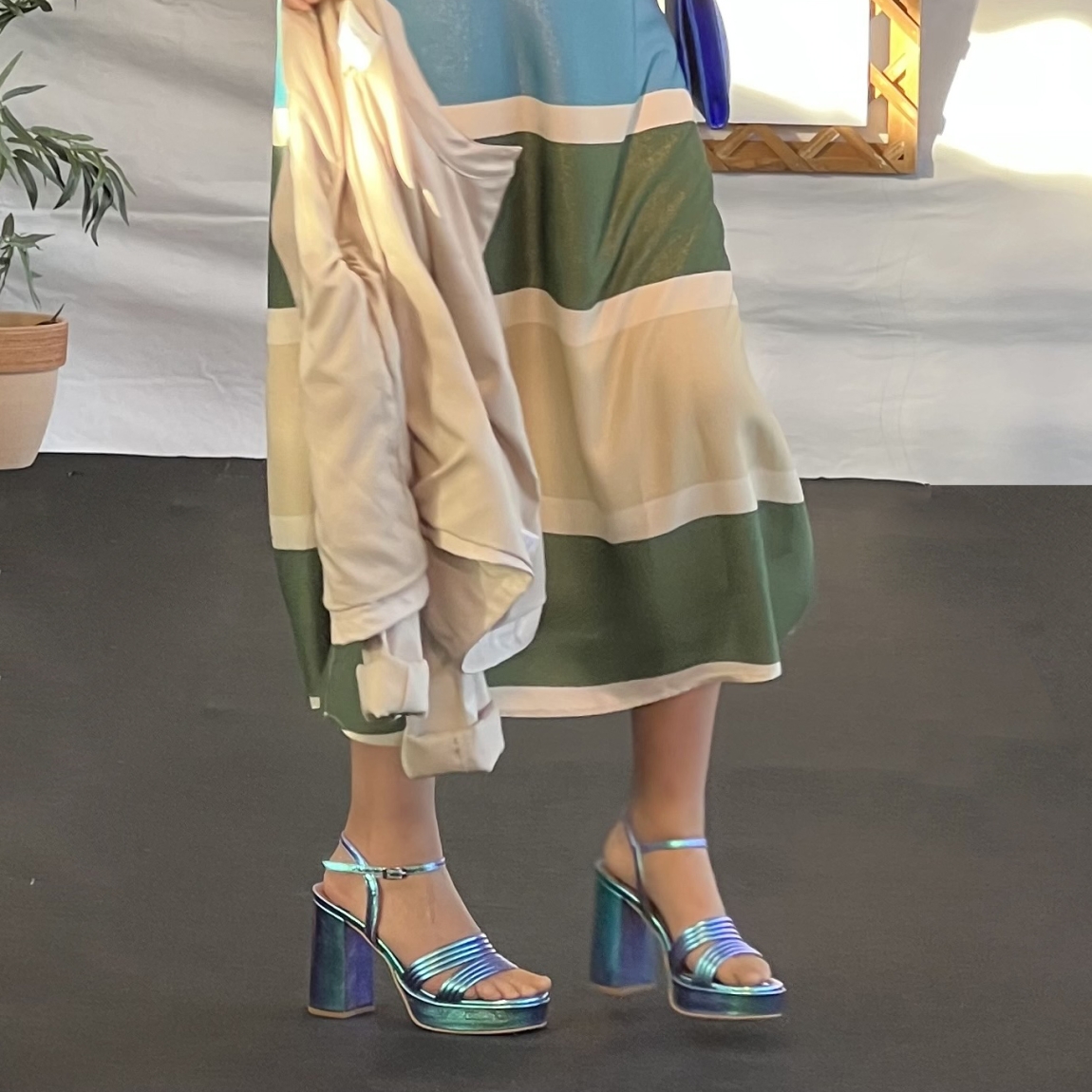 Sandalia metalizada de la marca Ángel Alarcón, modelo Megan. Exterior de la sandalia de piel metalizada de color azul. Cierre de la sandalia con hebilla en el tobillo. Interior de la sandalia de piel de color camel y azul metalizado. Zapato con tacón cuadrado de 10 cm aproximadamente. Sandalia con plataforma de 3 cm aproximadamente. Zapato con plantilla acolchada para garantizar el máximo confort. La Sandalia Megan de Ángel Alarcón es un zapato elegante con un toque divertido y diferente, ideal para dar color a tus looks!