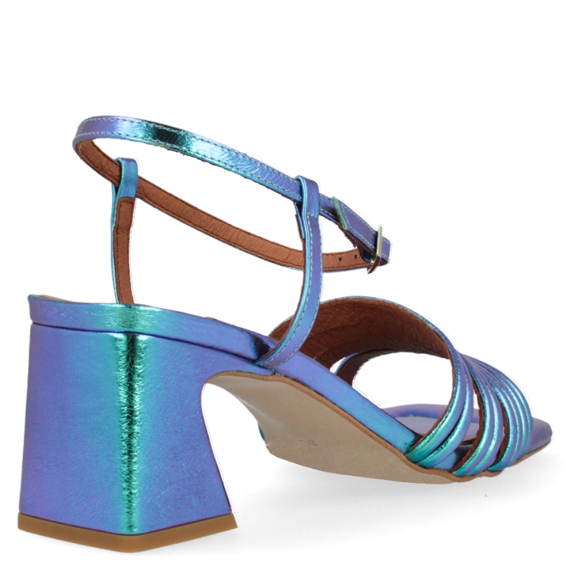 Sandalia metalizada de la marca Ángel Alarcón, modelo Tiffany. Exterior de la sandalia de piel metalizada de color azul. Cierre de la sandalia con hebilla en el tobillo. Interior de la sandalia de piel de color camel y azul metalizado. Zapato con tacón cuadrado de 6 cm aproximadamente. Sandalia con punta cuadrada. Zapato con plantilla acolchada para garantizar el máximo confort. La Sandalia Tiffany de Ángel Alarcón es un zapato elegante con un toque divertido y diferente, ideal para dar color a tus looks!