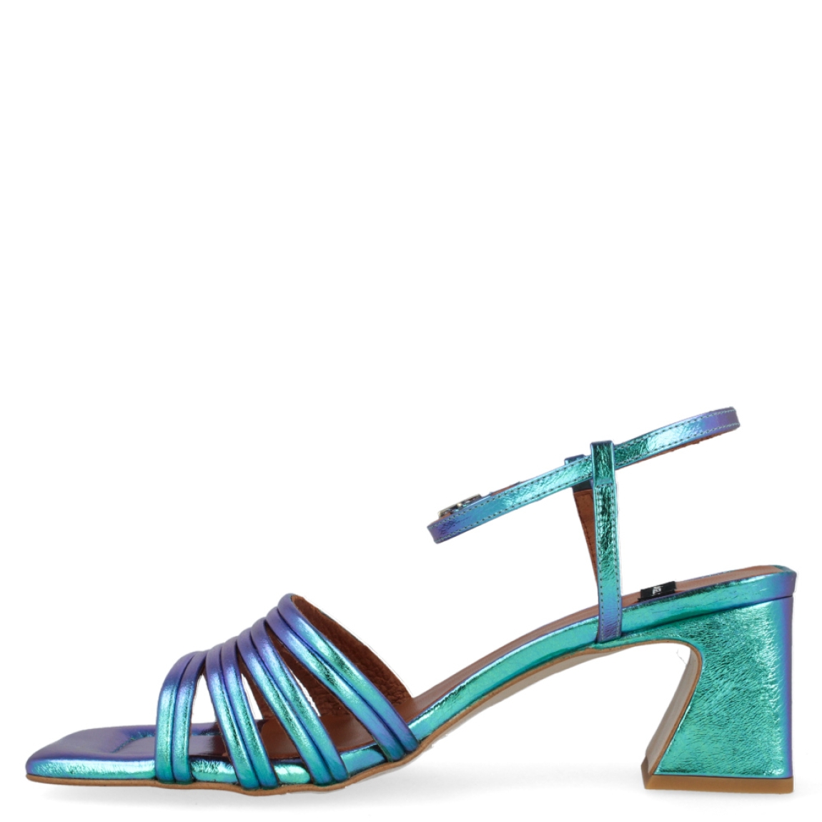 Sandalia metalizada de la marca Ángel Alarcón, modelo Tiffany. Exterior de la sandalia de piel metalizada de color azul. Cierre de la sandalia con hebilla en el tobillo. Interior de la sandalia de piel de color camel y azul metalizado. Zapato con tacón cuadrado de 6 cm aproximadamente. Sandalia con punta cuadrada. Zapato con plantilla acolchada para garantizar el máximo confort. La Sandalia Tiffany de Ángel Alarcón es un zapato elegante con un toque divertido y diferente, ideal para dar color a tus looks!