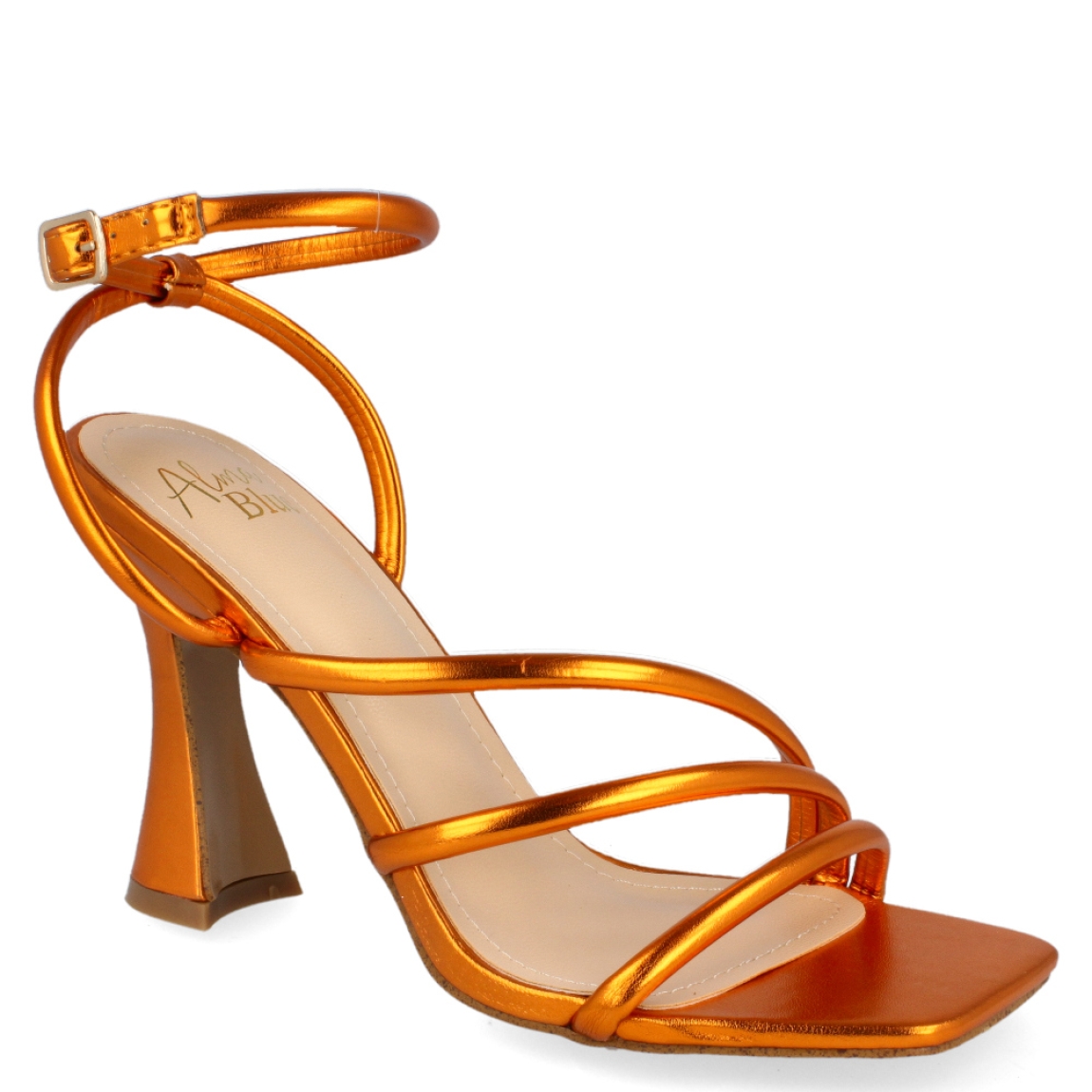 Sandalia de la marca Blue by Alma en Pena, modelo Sansa. Exterior de la sandalia de piel de color naranja metalizado. Sandalia con tiras en la pala. Interior de la sandalia de piel de color beig y naranja metalizado. Cierre de la sandalia con hebilla en el tobillo. Sandalia de tacón con plantilla acolchada, para garantizar el máximo confort. Sandalia con tacón de 8 cm de altura. La sandalia metalizada de Alma en Pena, modelo Sansa, es una sandalia de fiesta muy elegante y atrevida. Ideal para dar color a tus looks de fiesta.