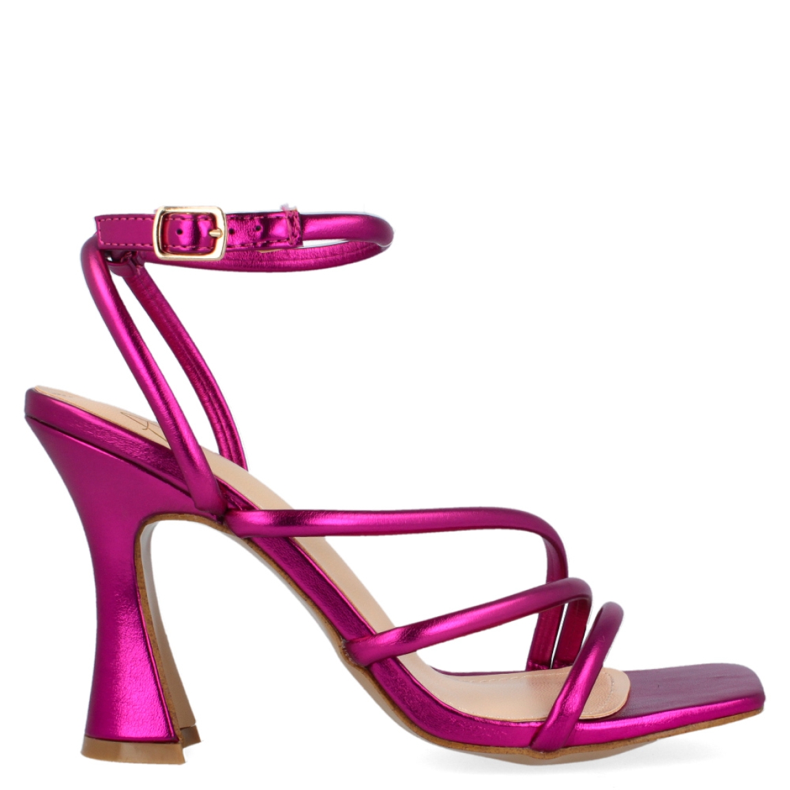 Sandalia de la marca Blue by Alma en Pena, modelo Sansa. Exterior de la sandalia de piel de color fucsia metalizado. Sandalia con tiras en la pala. Interior de la sandalia de piel de color beig y fucsia metalizado. Cierre de la sandalia con hebilla en el tobillo. Sandalia de tacón con plantilla acolchada, para garantizar el máximo confort. Sandalia con tacón de 8 cm de altura. La sandalia metalizada de Alma en Pena, modelo Sansa, es una sandalia de fiesta muy elegante y atrevida. Ideal para dar color a tus looks de fiesta.