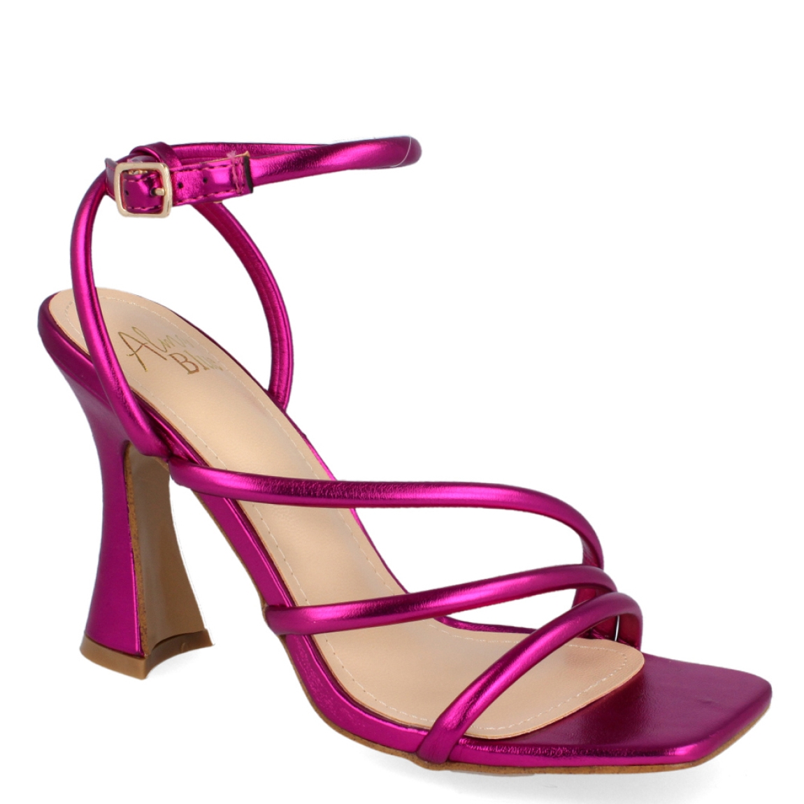 Sandalia de la marca Blue by Alma en Pena, modelo Sansa. Exterior de la sandalia de piel de color fucsia metalizado. Sandalia con tiras en la pala. Interior de la sandalia de piel de color beig y fucsia metalizado. Cierre de la sandalia con hebilla en el tobillo. Sandalia de tacón con plantilla acolchada, para garantizar el máximo confort. Sandalia con tacón de 8 cm de altura. La sandalia metalizada de Alma en Pena, modelo Sansa, es una sandalia de fiesta muy elegante y atrevida. Ideal para dar color a tus looks de fiesta.